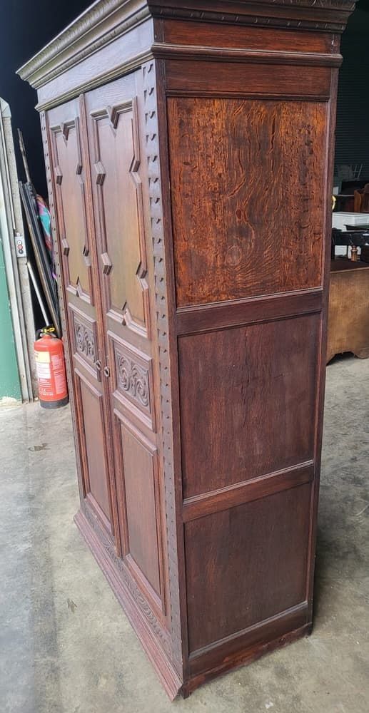photo vinterior Antique Dark Oak Panelled Carved 2 X Door Wardrobe