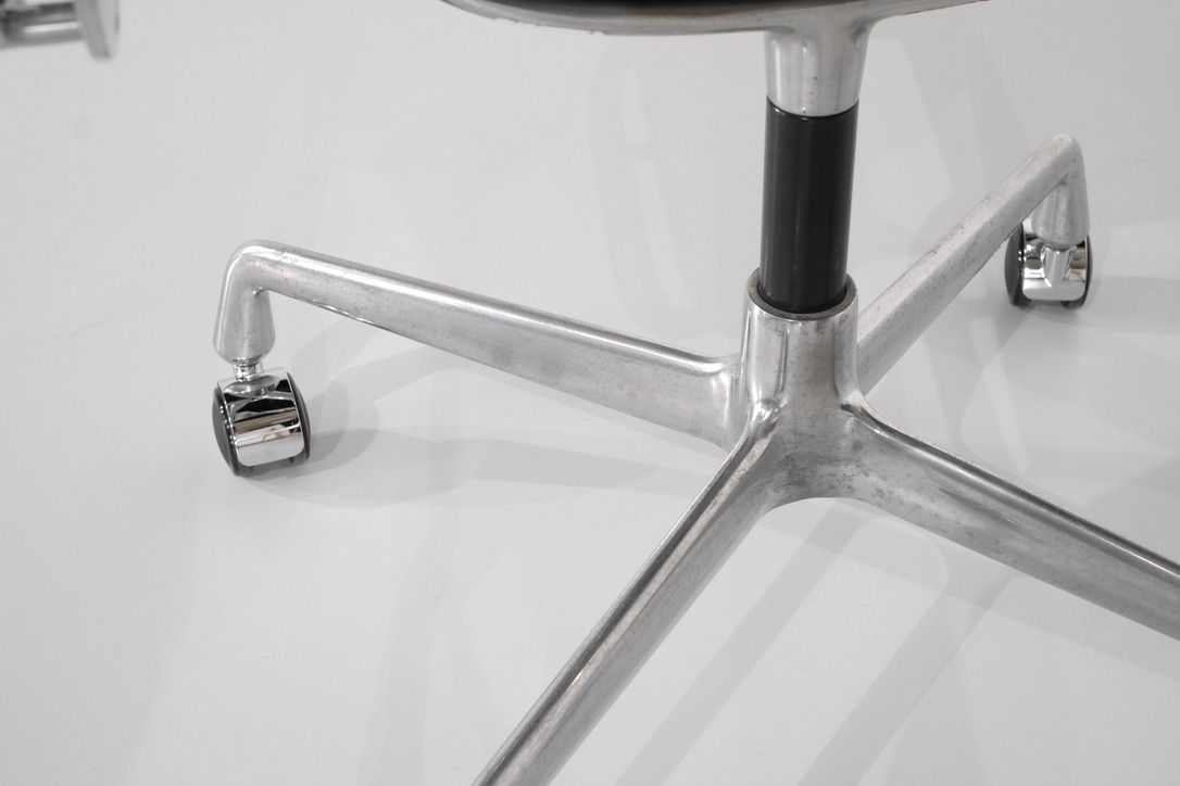 2250.0 Armchair Soft Pad Chair " Ea 207 " Charles Ray Eames, USA 1969. photo