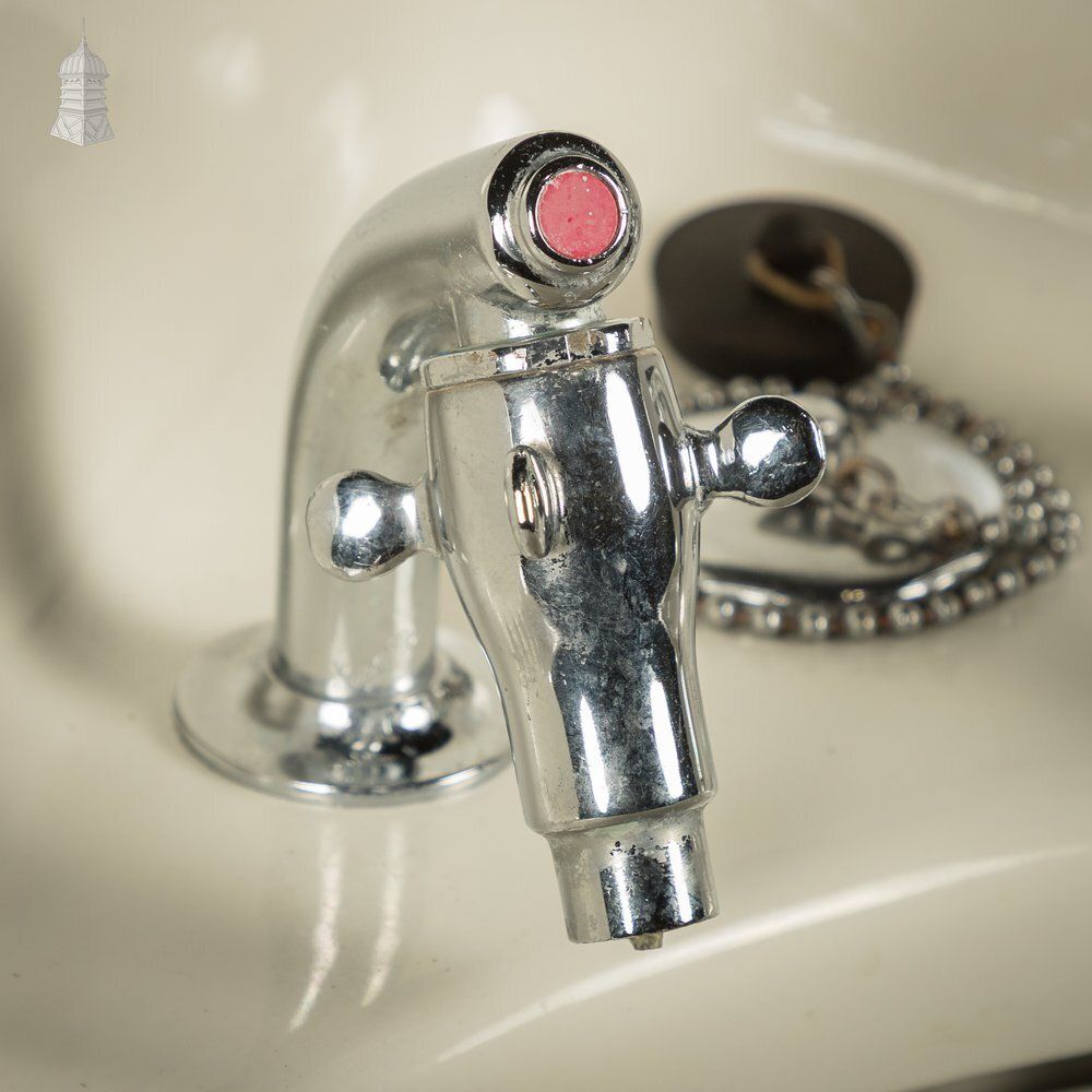 Corner Basin, Traditional Style, Fitted With Supataps photo vinterior