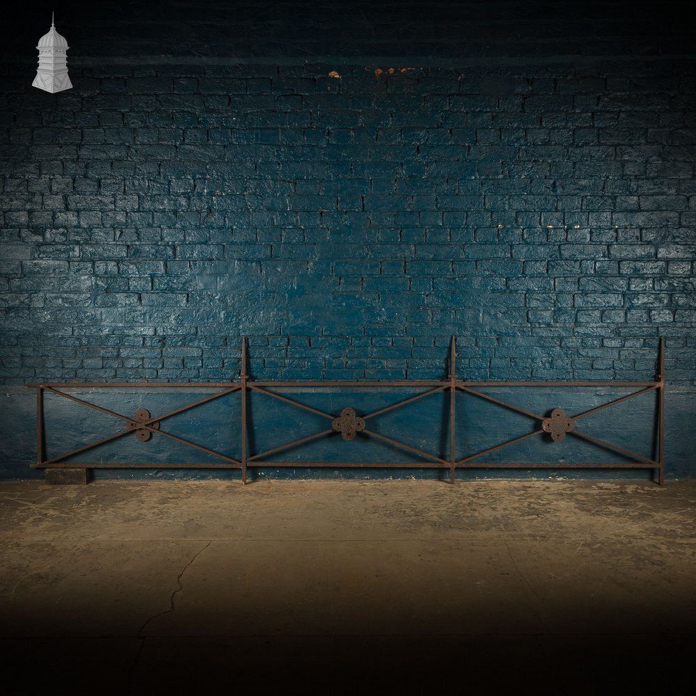 photo vinterior Dwarf Wall Railing, Quatrefoil Detail