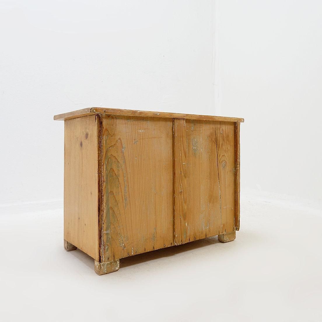 photo furniture Small Antique Chest Of Drawers In Solid Wood With 3 Drawers