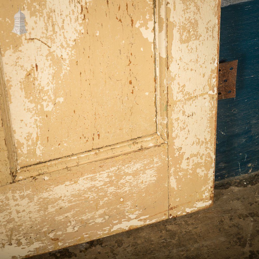 photo vintage 6 Panel Door, Six Moulded Panels, Distressed Paint