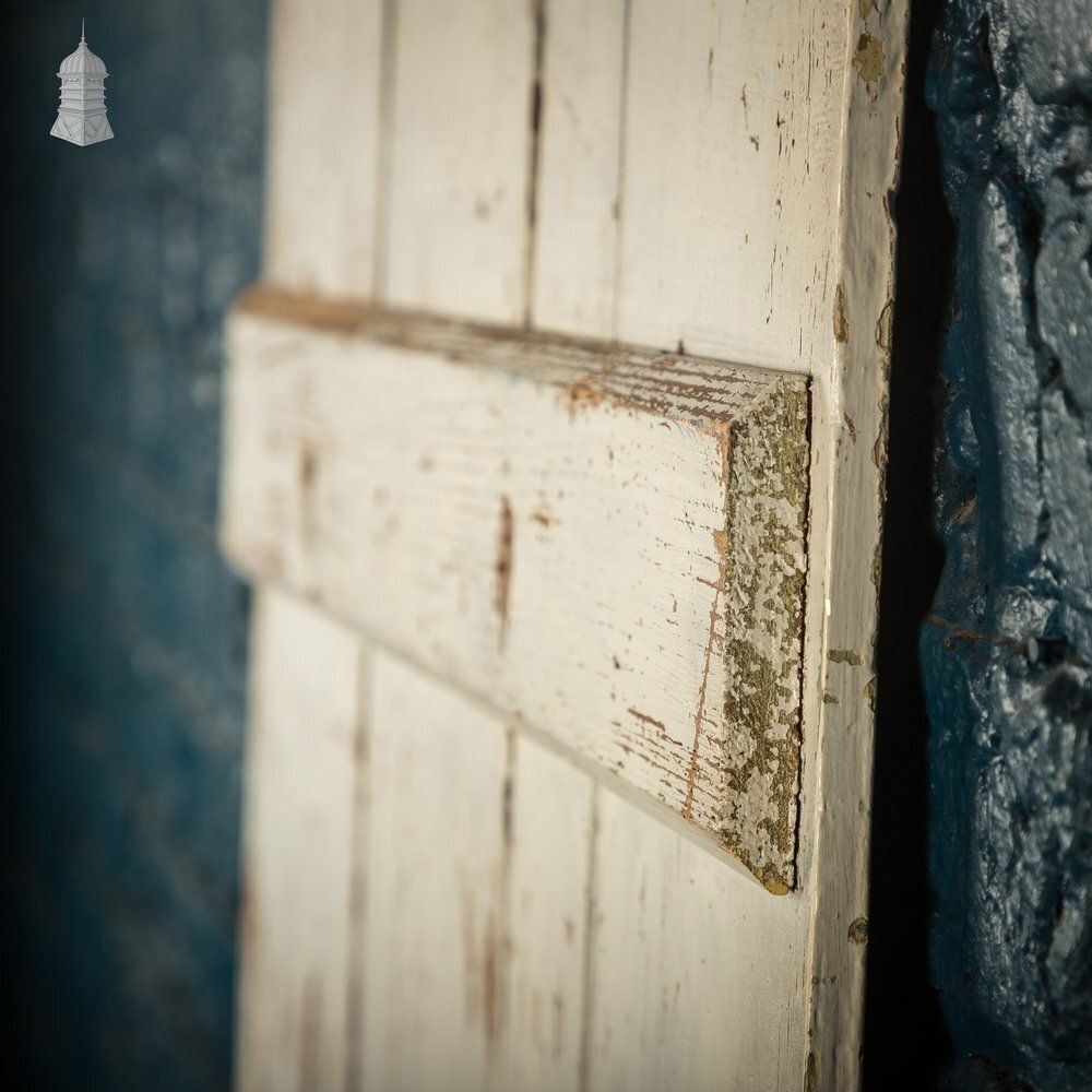 photo vintage Plank & Ledge Door, White Painted Beadboard