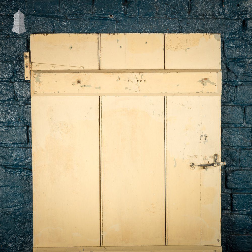 photo furniture Reclaimed 3 Plank Door – Distressed Cream Paint