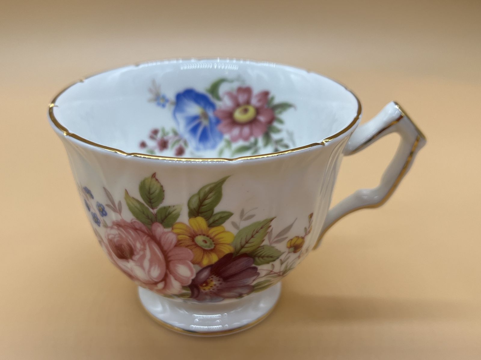 photo vinterior Vintage Aynsley China Howard's Spray Design Crocus Shape Tea Set For 2. Teapot, 2 Trios, Creamer & Sugar.