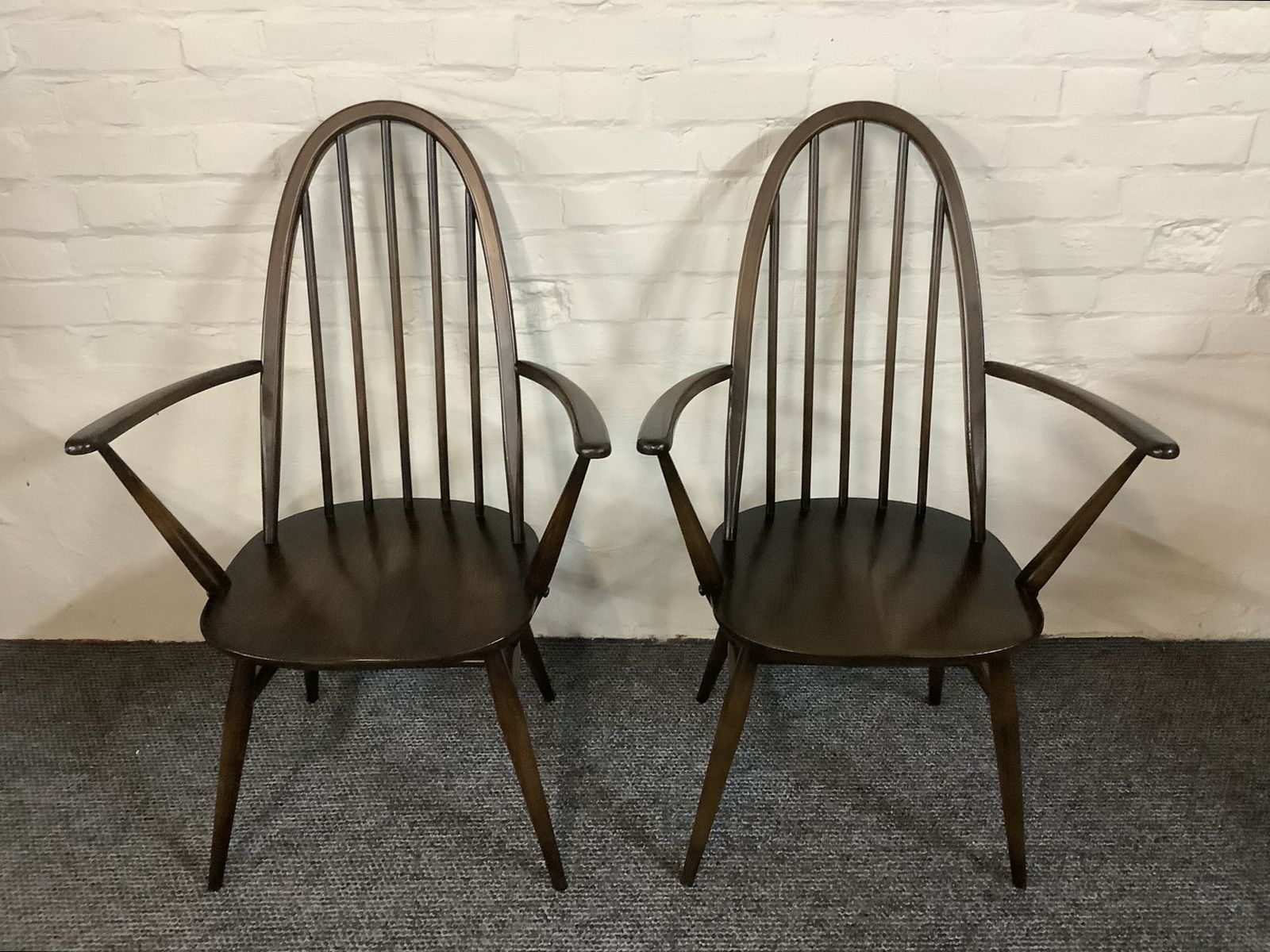photo vinterior A Match Pair Of Ercol Windsor Quaker Back Carver Chairs.