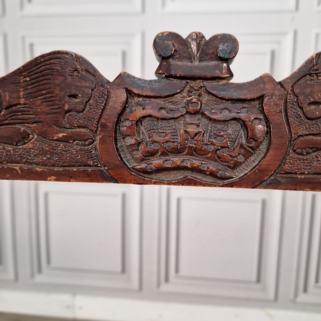 photo furniture Antique Cane Bedroom Chair Carved Crest Victorian Dining Hall Seat Wooden