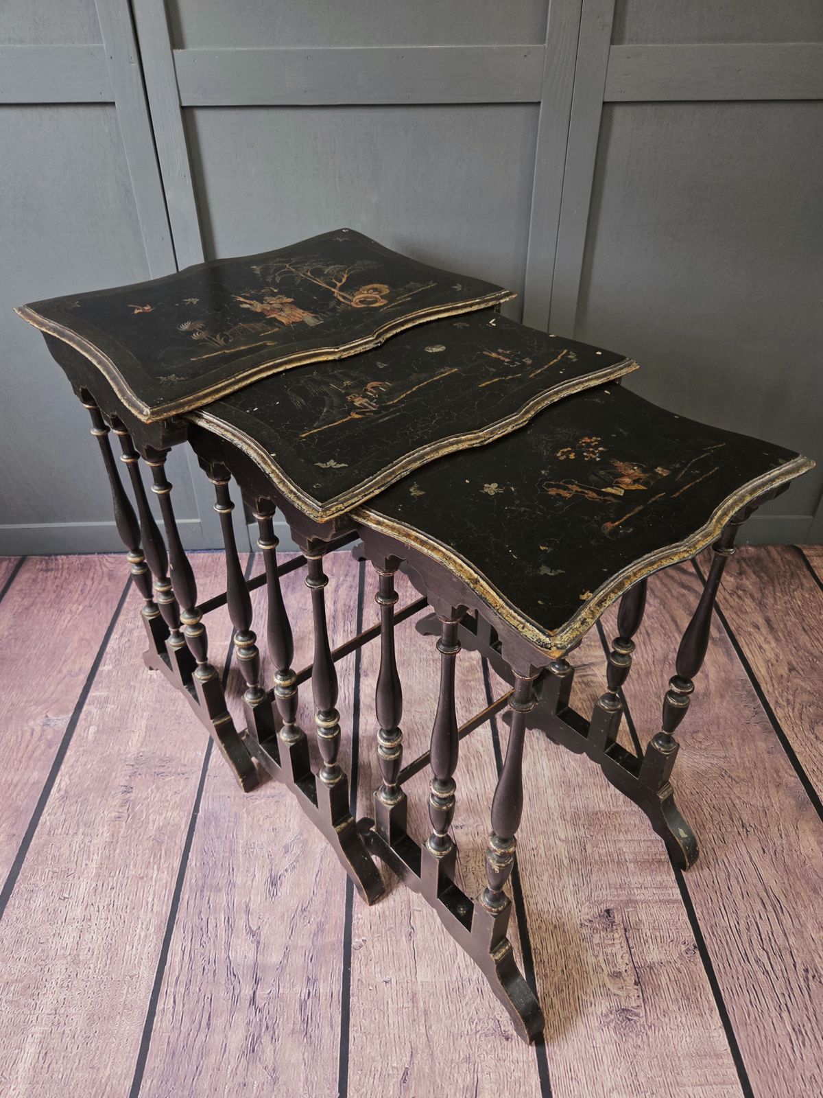 Antique Chinoiserie Nest Of Three Tables – Lacquered – W. Charles Tozer London photo vinterior