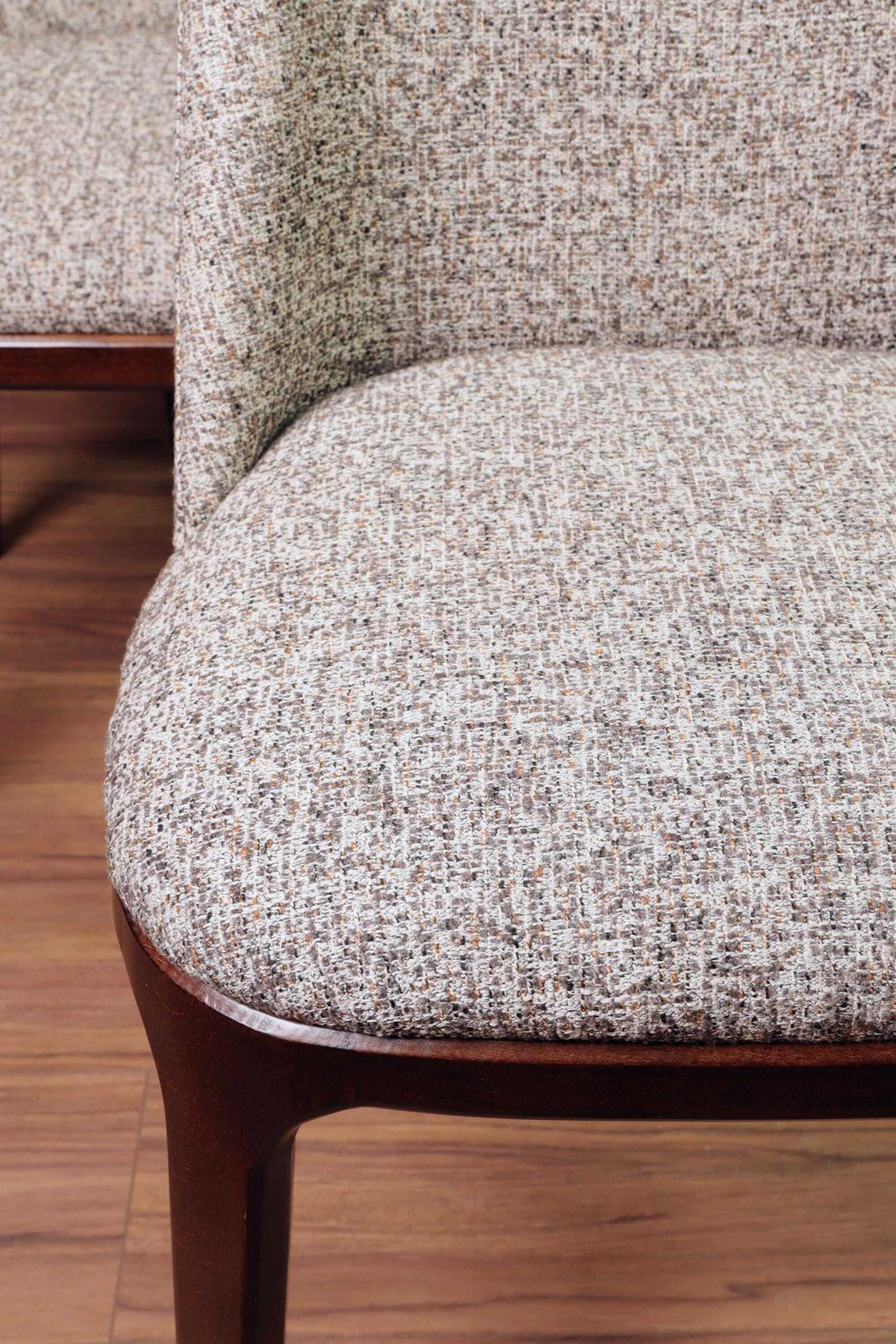 Meubels Set Van 6 Moderne Beklede Eetkamerstoelen photo