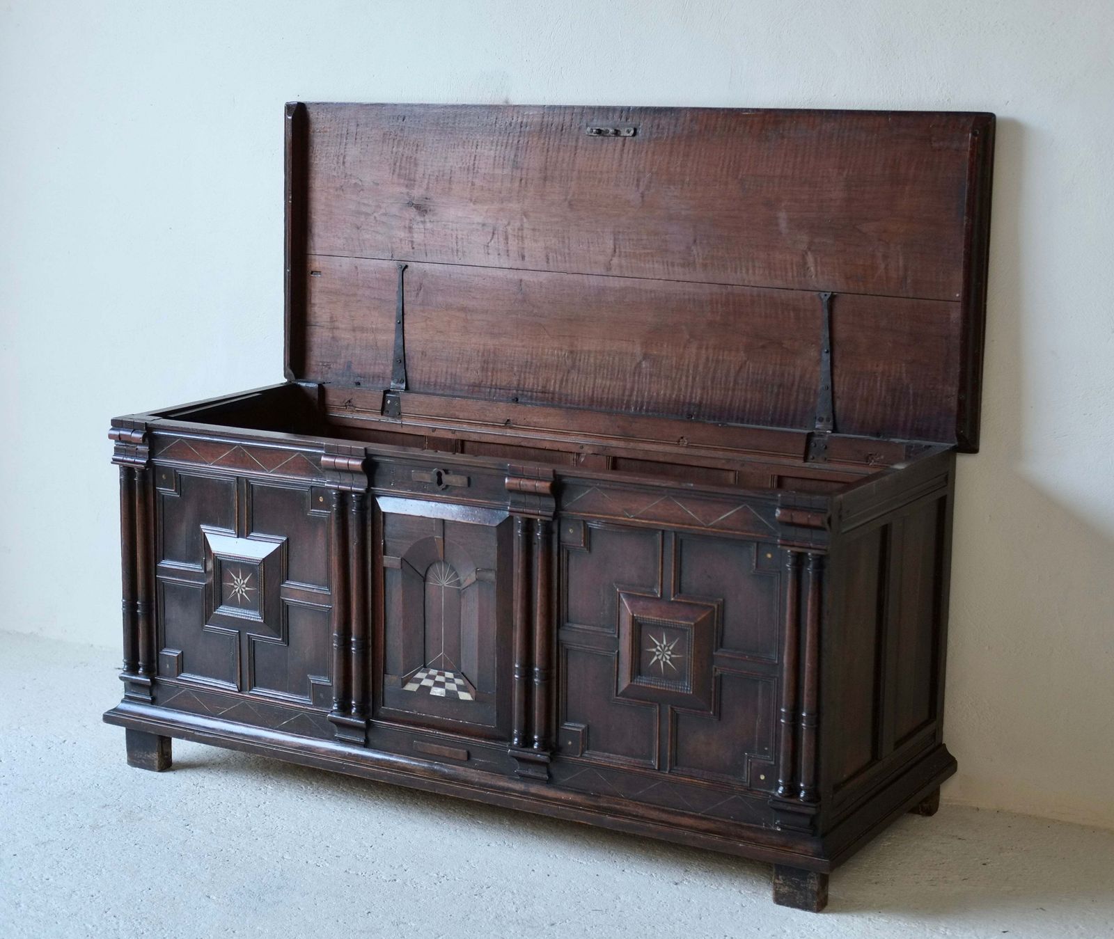 Charles II Anglo Dutch Coffer, 1600s photo 10000.0