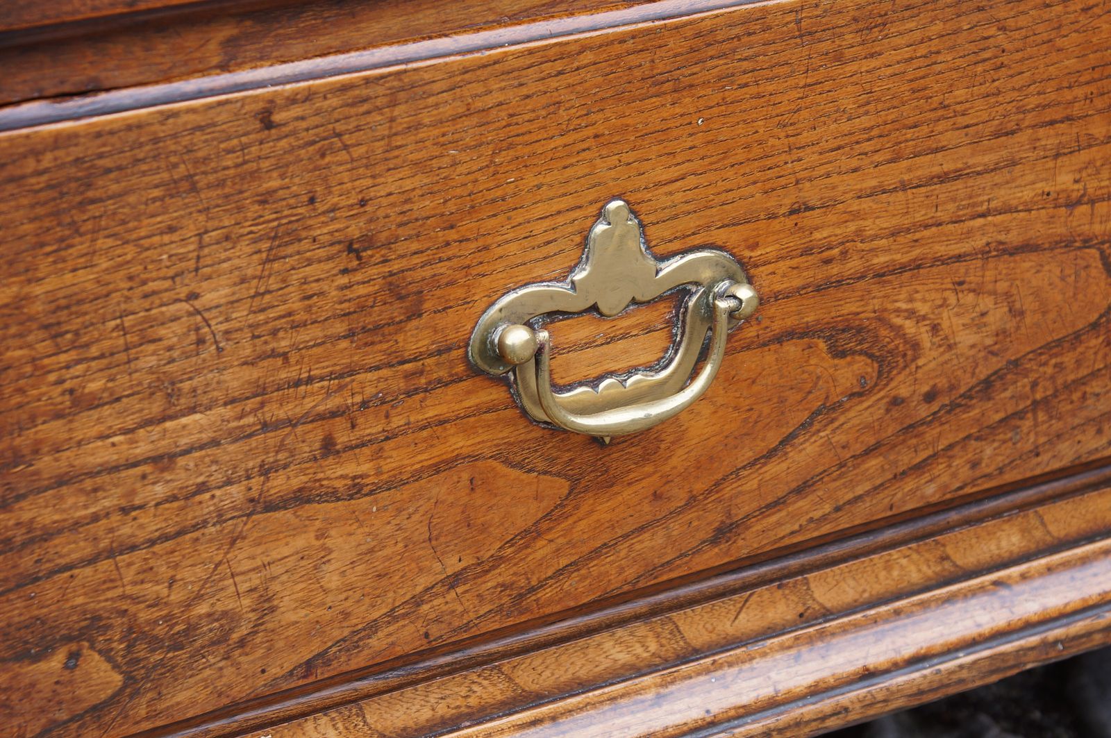 photo vinterior Early 18th Century Elm Bureau, 1700s