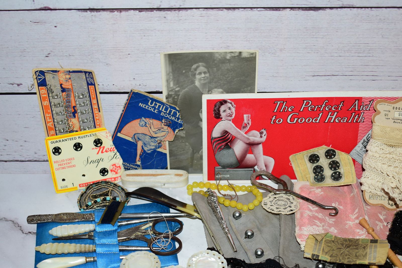photo vintage Victorian Lady's Sewing Workbox Full Of Original Contents Including Rare Set Of Mother Of Pearl Spools