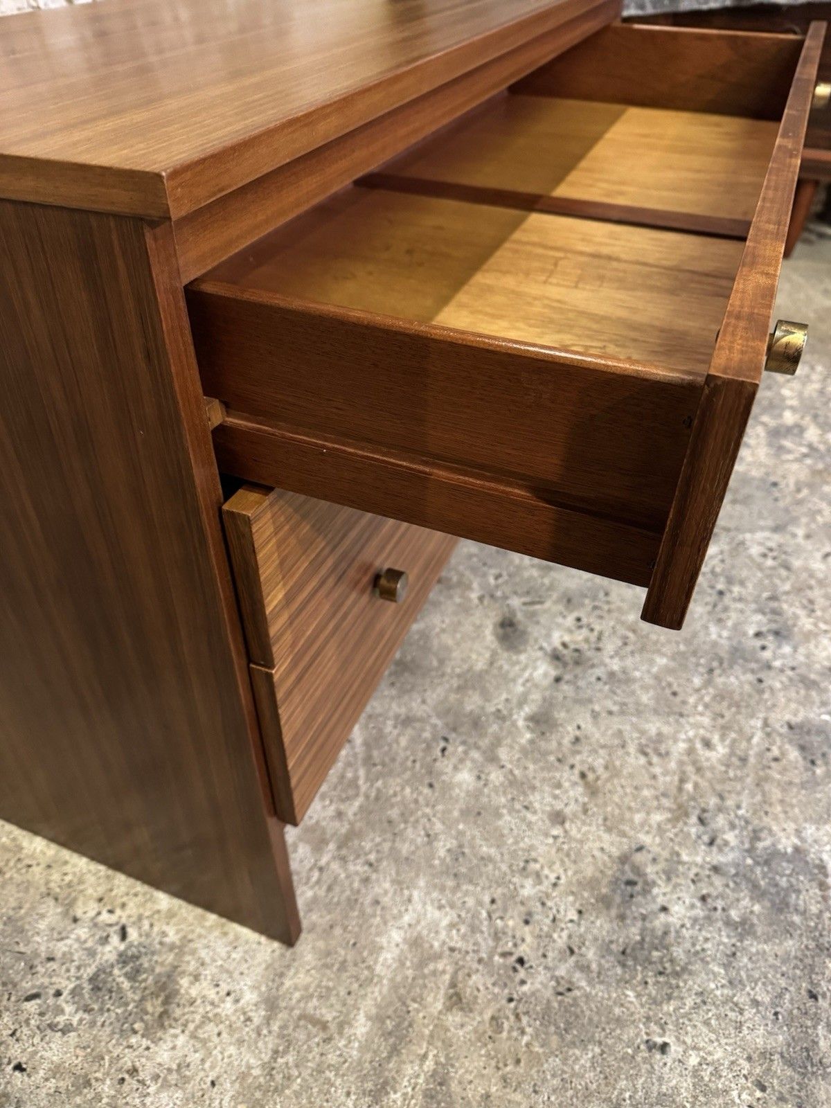photo vinterior 🚛 Modernist / Mid Century Teak Chest Of Drawers Danish Design / Wegner Ry