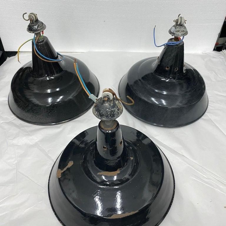 photo vinterior 1930s Set Of Three Industrial Black Painted Metal Italian Pendants