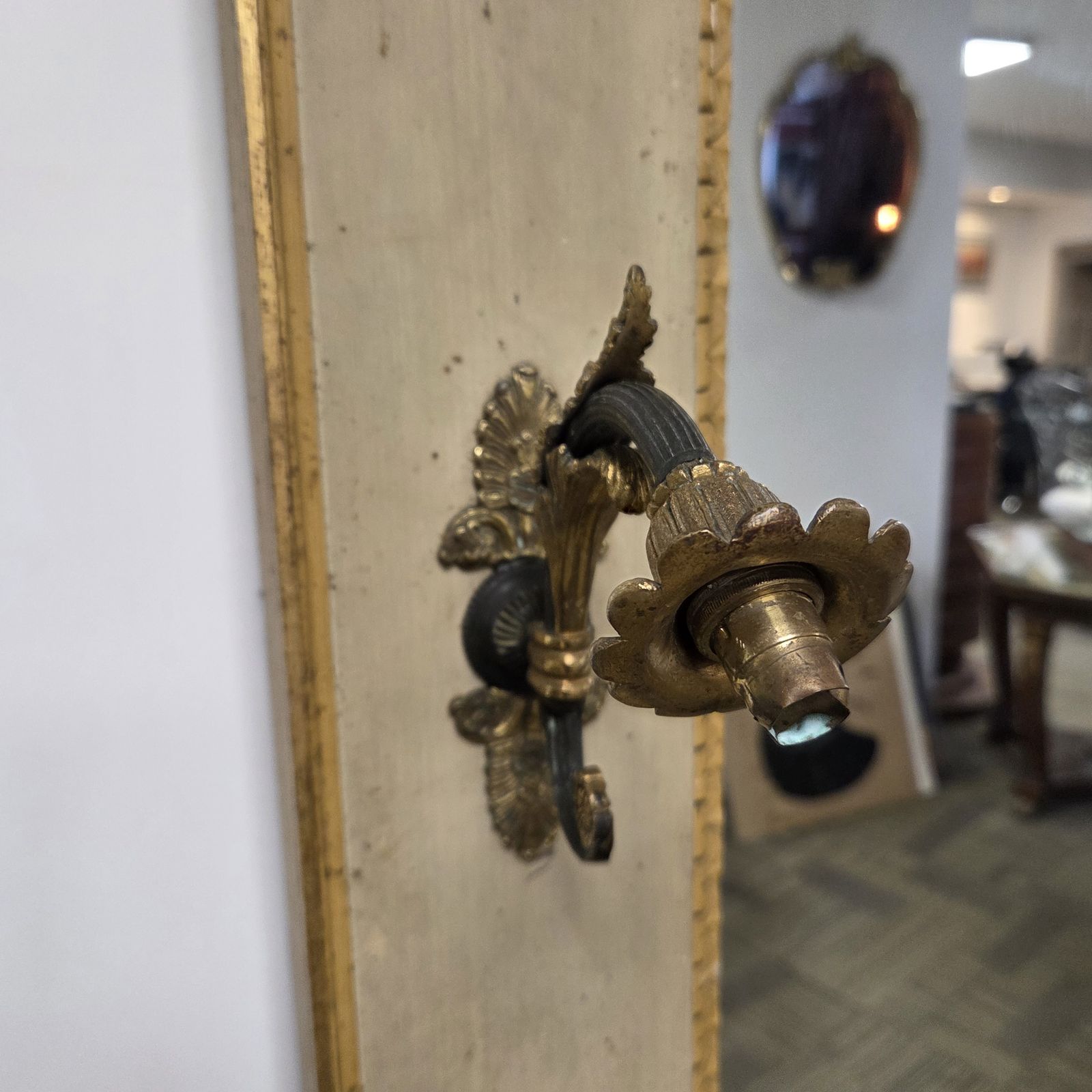 Grand trumeau de style Directoire aux sphinx ailés, bois doré et peint, fin du XIXe siècle photo Décoration