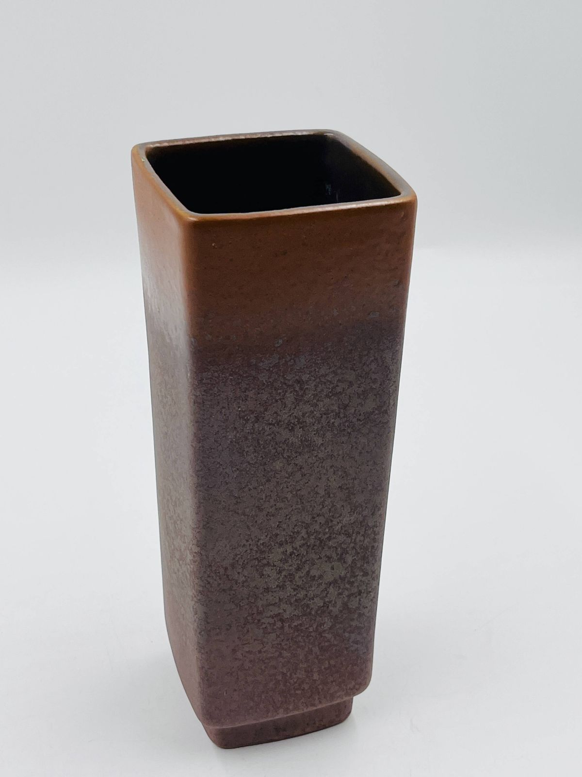 Strelha Vaas  Oker Bruin  Architectonisch Keramiek photo furniture