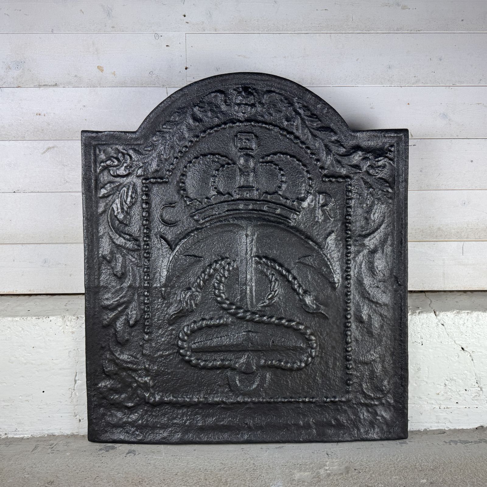 Antique Cast Iron Fire Back With Anchor Design photo vinterior