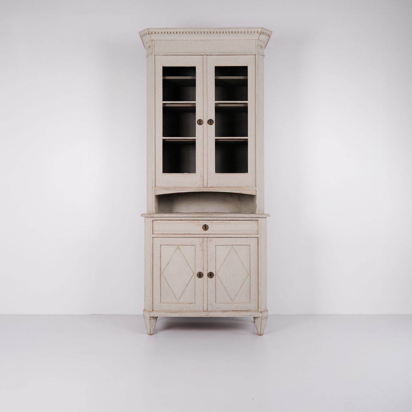 Gustavian Display Cabinet In Light Gray With Patina From The Year 1790
