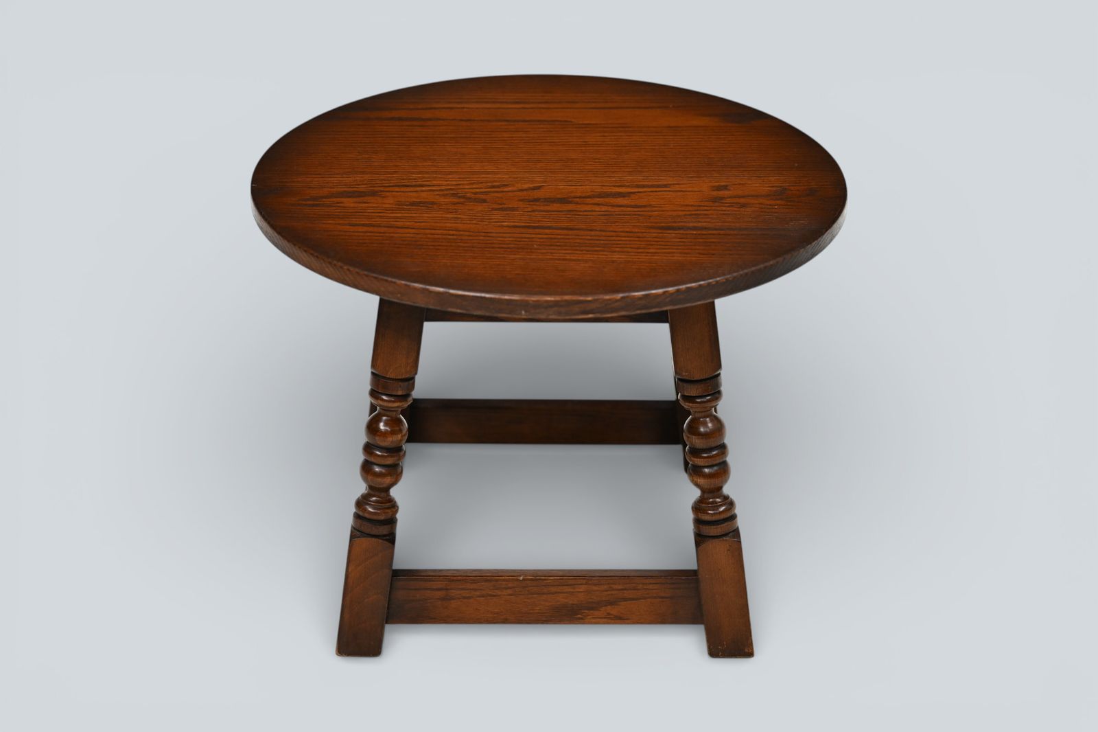 Old Charm Oak Round Side Coffee Table Tudor Brown Model 1976 Free Uk Delivery* photo vinterior