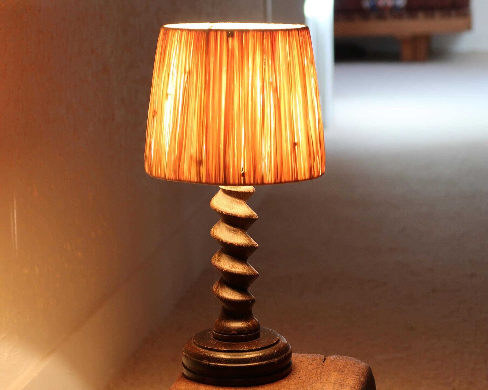 Franse Houten Tafellamp Van Charles Dudouyt Met Raffia Lampenkap, Ca. Jaren 1940 / Zuil, Brancusi Stijl, Donker Hout, Cottage, Architectuur photo for sale