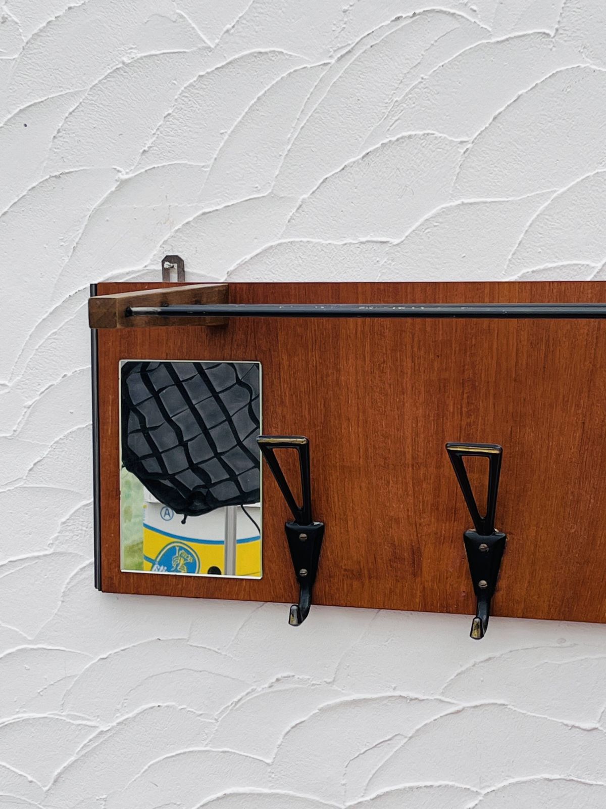 Vintage Houten Kapstok Met Spiegel Uit De Jaren 1960. photo for sale