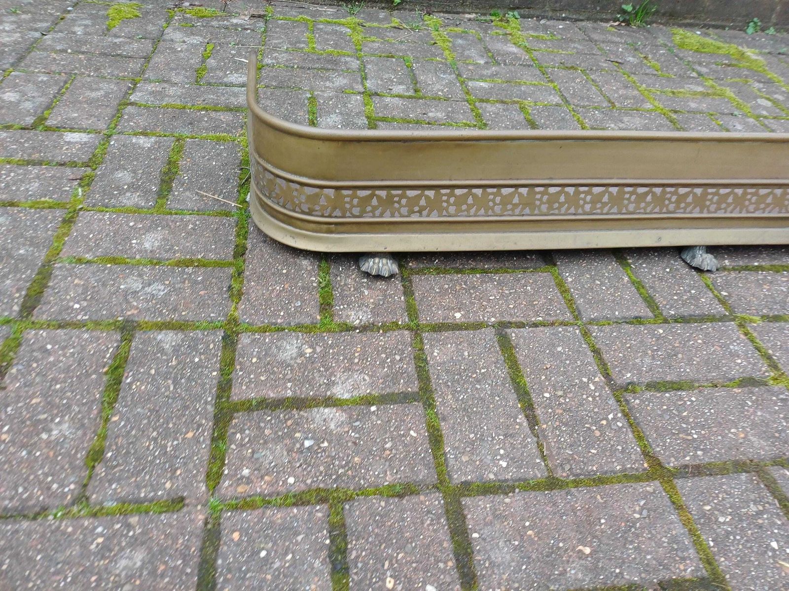 Home Fixtures Antique Early 20th Century Brass Fireplace Fender Pierced Fire Curb With Claw Feet Traditional Hearth Guard Fireside Brass photo