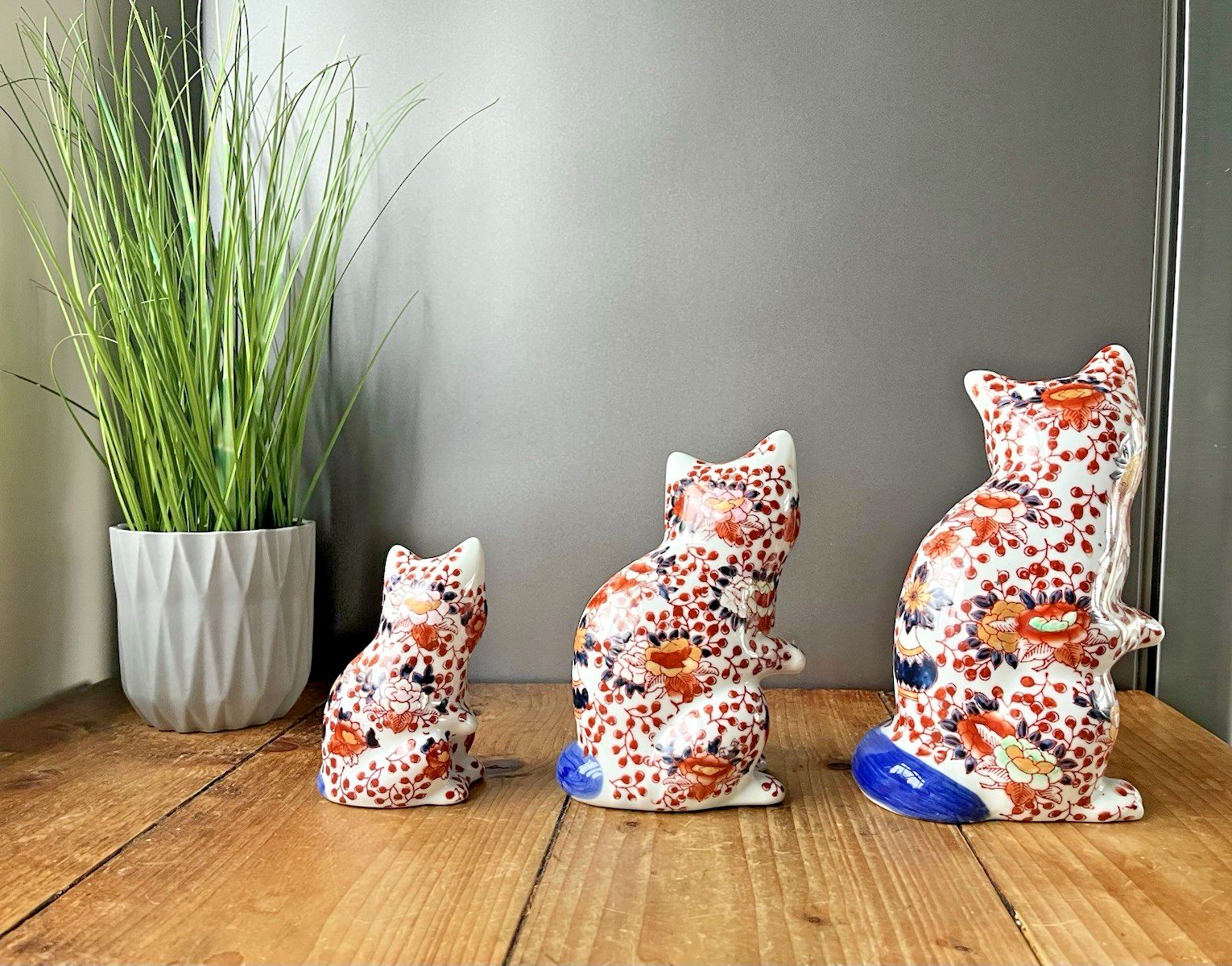 Graduated Set Of 3 1950's Japanese Imari Zhenya Zangwan Mantel Cat Ornaments photo for sale