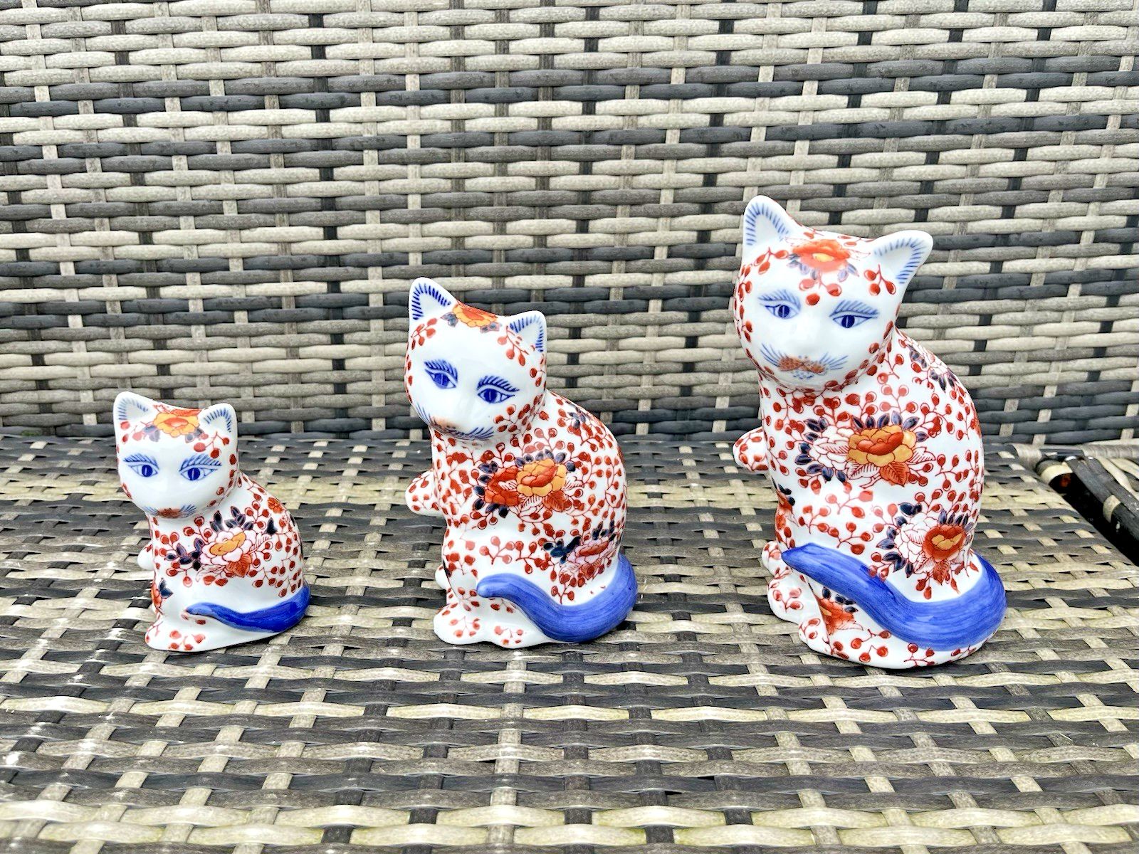 photo for sale Graduated Set Of 3 1950's Japanese Imari Zhenya Zangwan Mantel Cat Ornaments