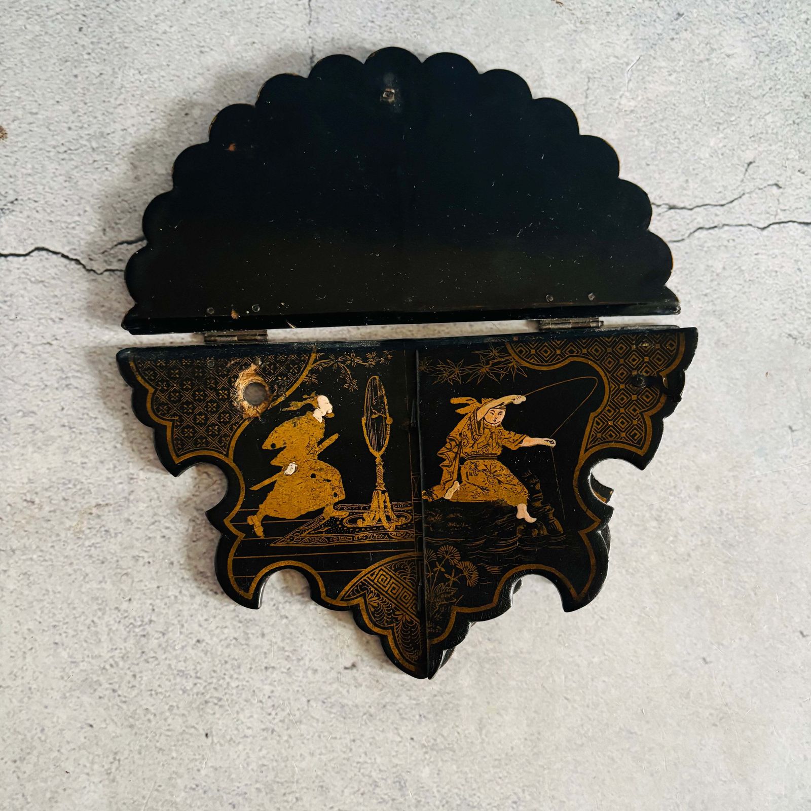 photo vintage Antique Chinoiserie Japanese Lacquer Wall Shelves