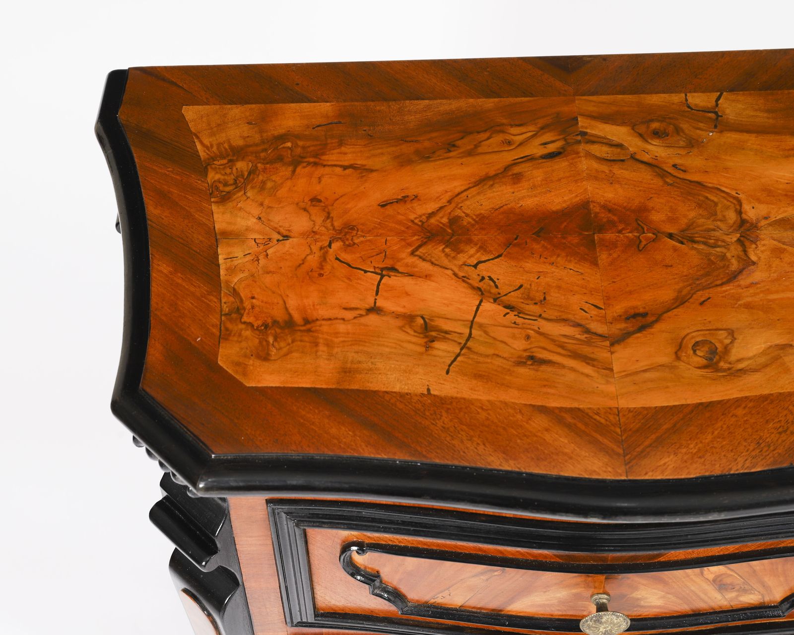 Antique Pair Italian Burr  Walnut Serpentine Bedside Chests 18th C photo vinterior