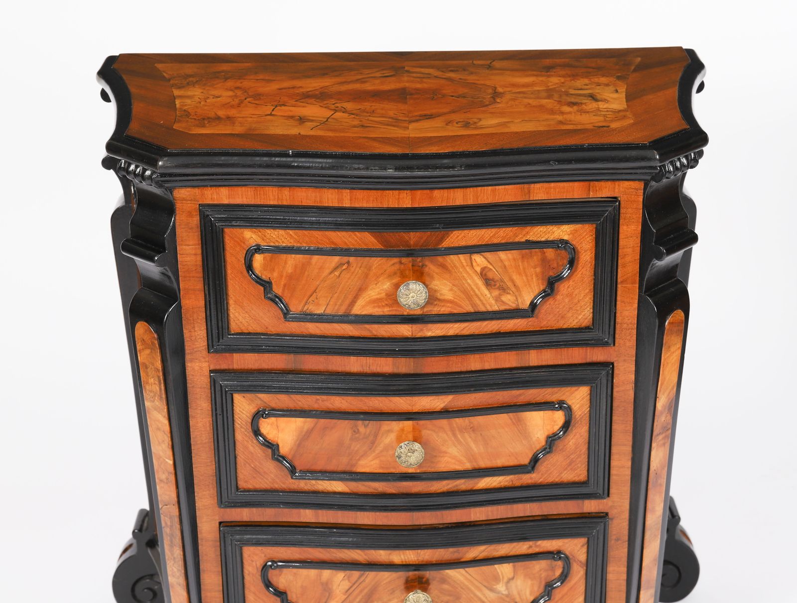 photo vintage Antique Pair Italian Burr  Walnut Serpentine Bedside Chests 18th C
