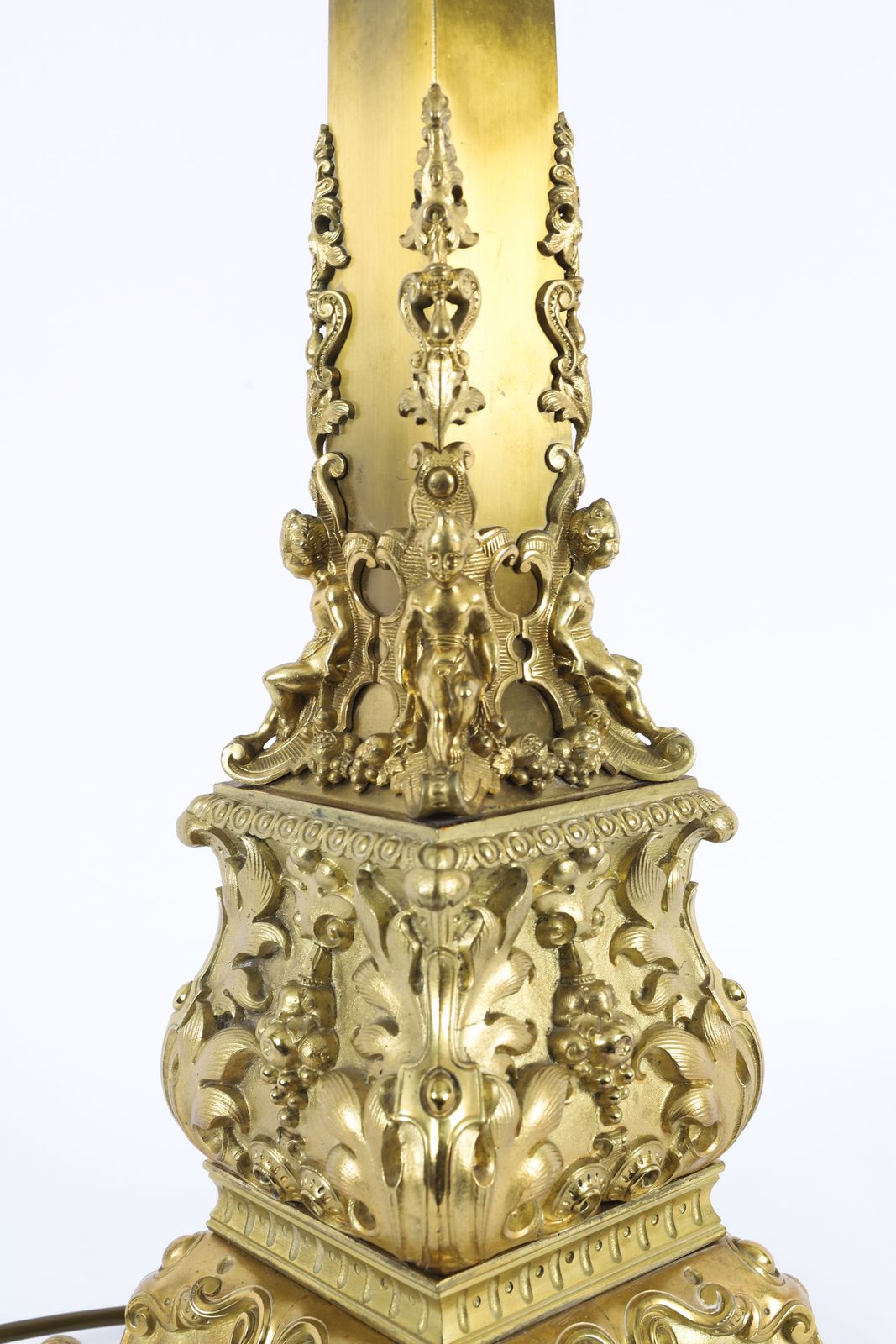photo vinterior Antique Monumental Pair French Ormolu Corby Castle Lamps C1850
