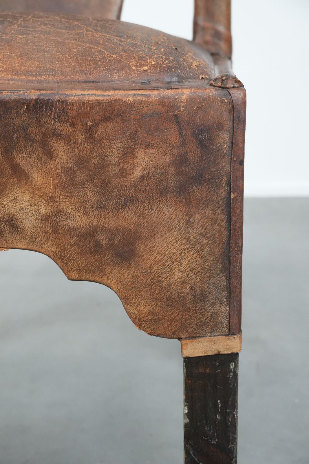 photo furniture Bijzondere Antieke Schapenleren Stoel / Fauteuil Met Noord Afrikaans Design