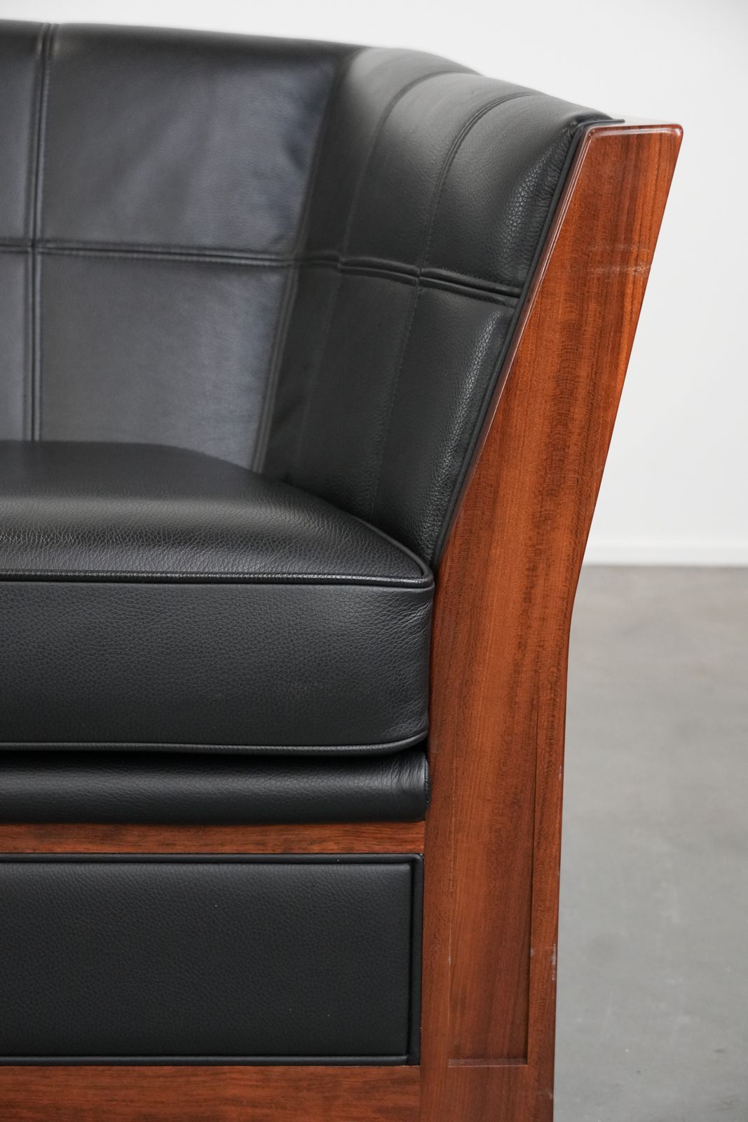 photo furniture Indrukwekkende Art Deco Schuitema 2,5 Zitsbank In Zwart Leer Uit De Decoforma Serie Met Fraai Houtwerk