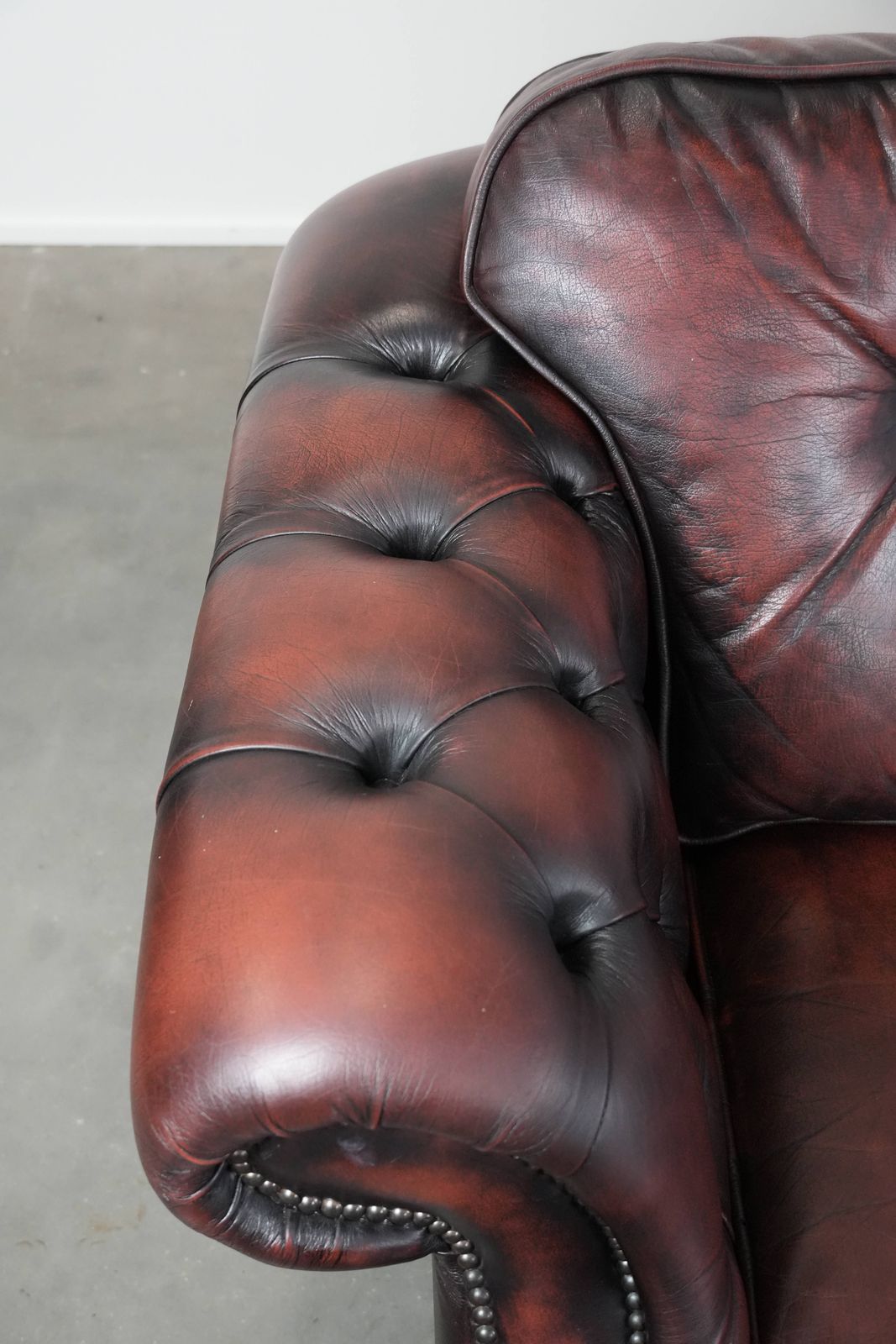 Rode 2,5 Zits Chesterfield Bank Op Engelse Wieltjes, Bekleed Met Dik Rundleer photo vintage