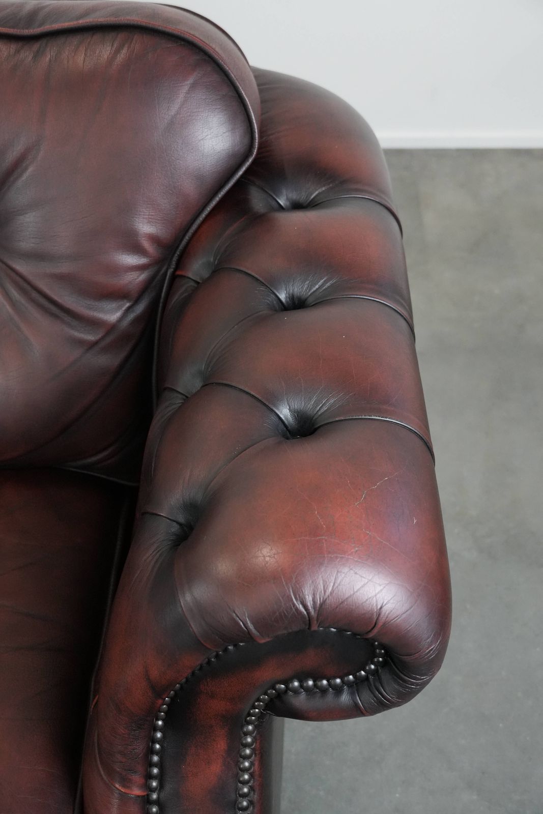 photo furniture Beautiful Red 2.5 Seater Chesterfield Sofa On English Style Wheels Made Of Thick Cow Leather