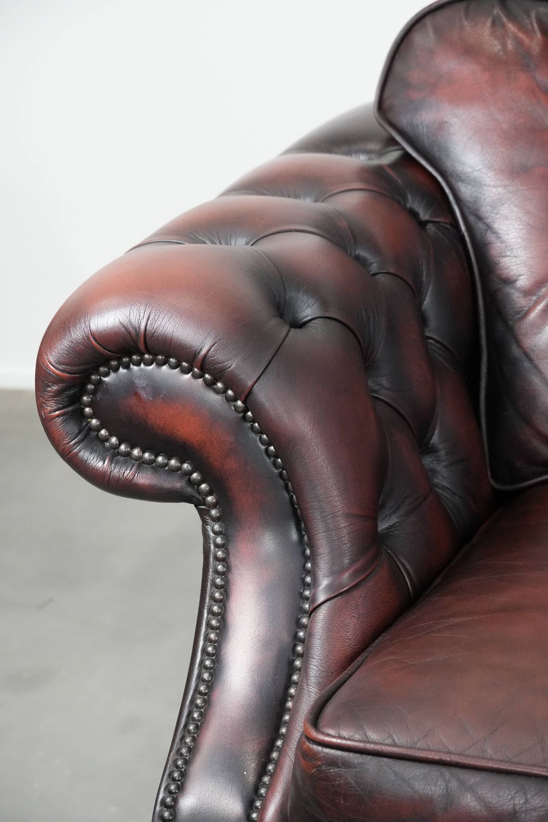 1666.0 Rode 2,5 Zits Chesterfield Bank Op Engelse Wieltjes, Bekleed Met Dik Rundleer photo