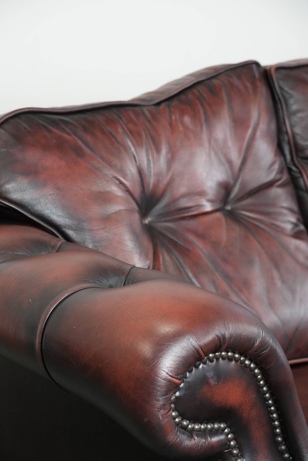 photo vinterior Beautiful Red 2.5 Seater Chesterfield Sofa On English Style Wheels Made Of Thick Cow Leather