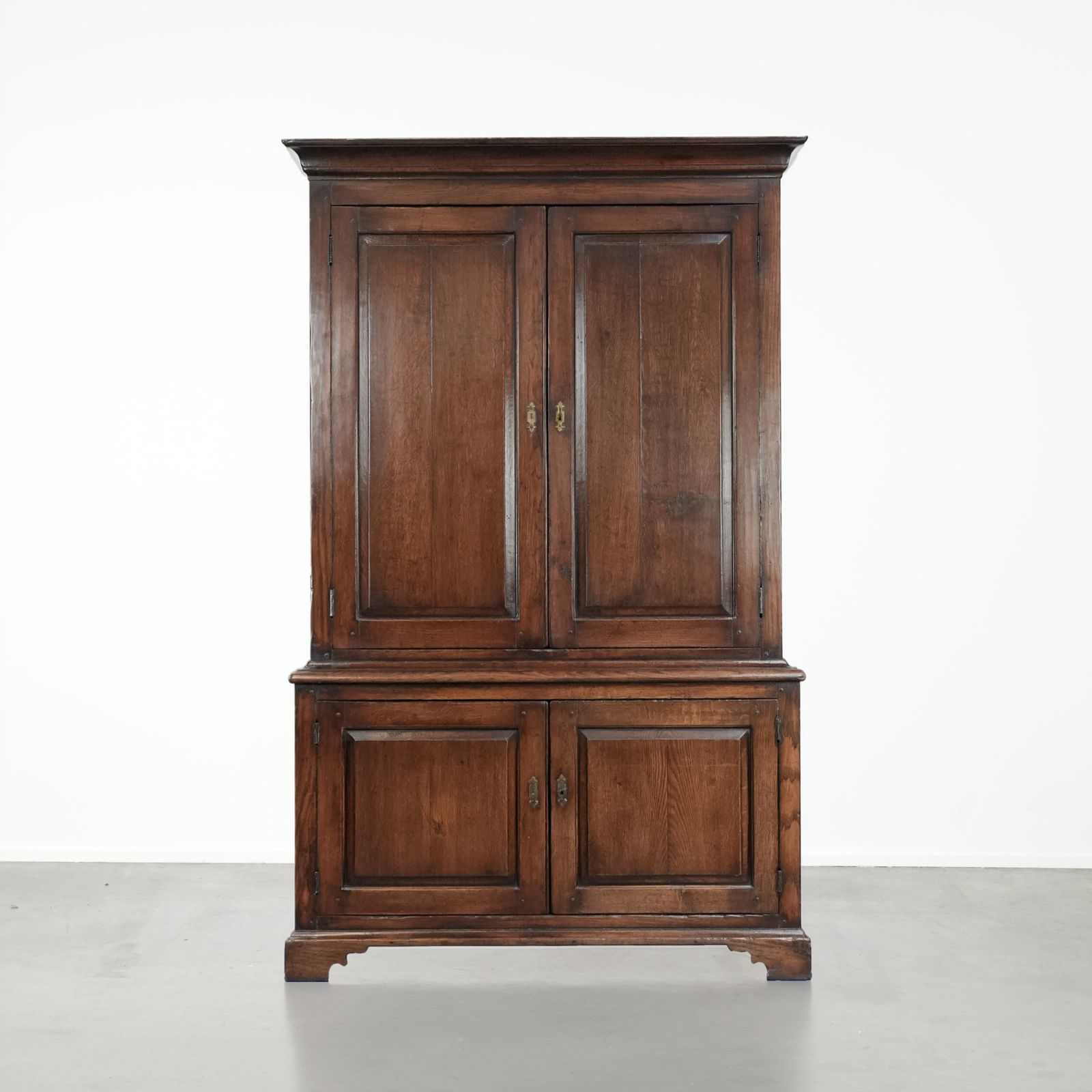 Grote, Imposante Antieke Engelse Kast / Dressoir Van Eiken, 18e Eeuw, Met Werkende Sloten