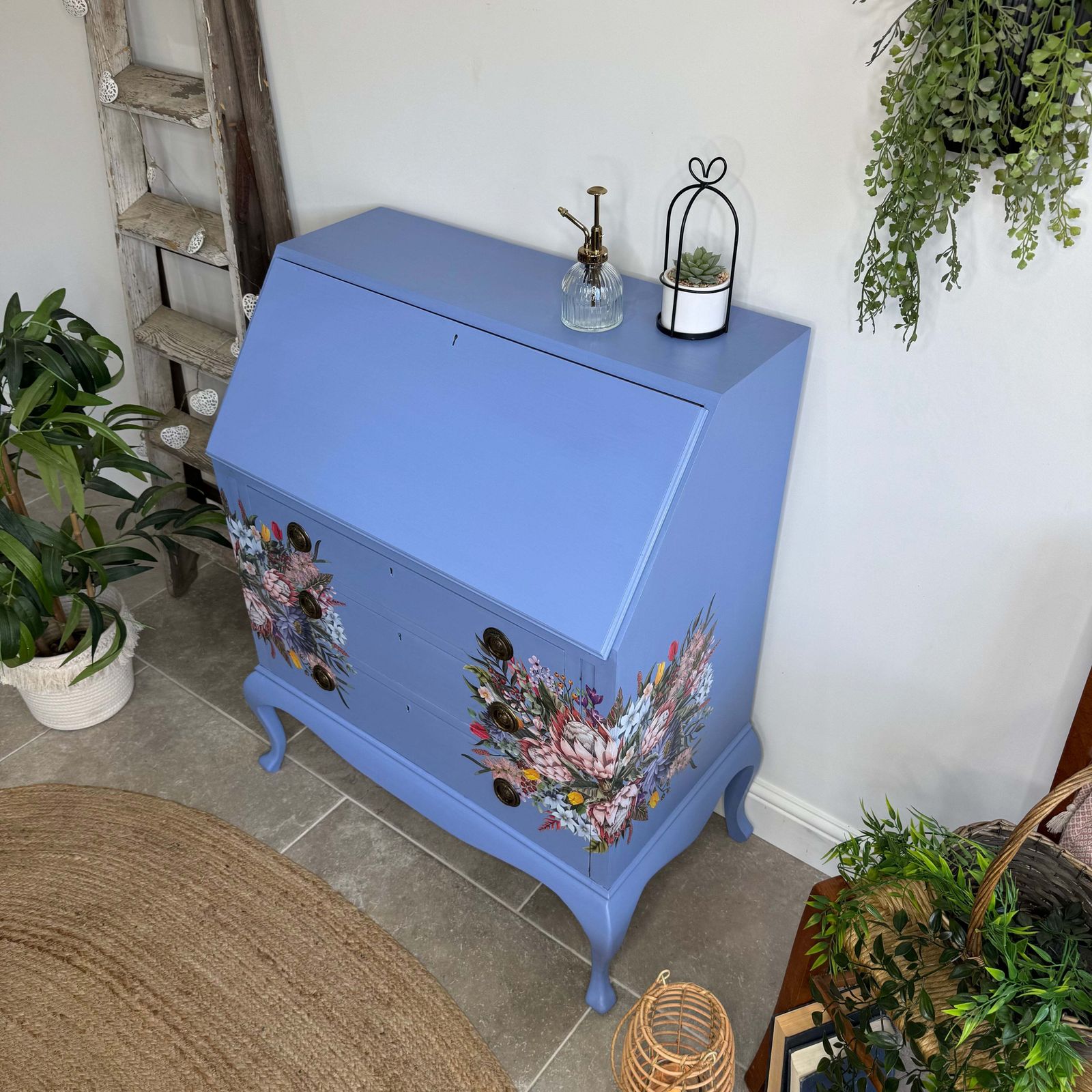 425.0 Pretty Writing Desk / Bureau Painted Light Blue, Pink And Floral photo