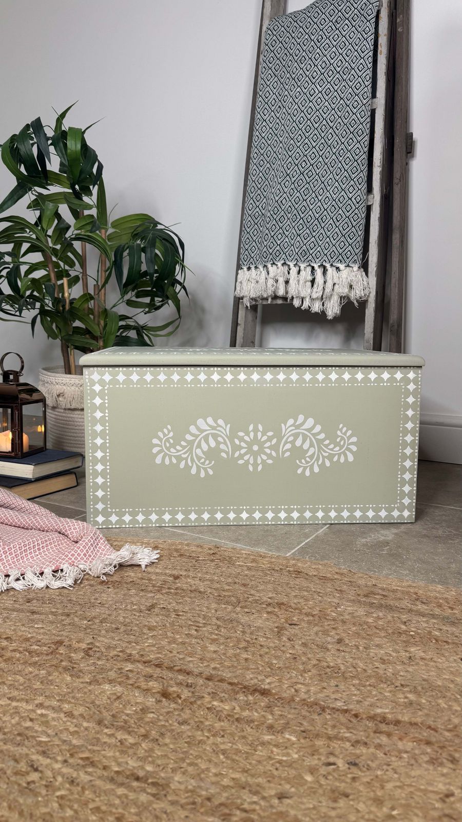 Wooden Storage Box Painted Green And White Patterned photo 225.0
