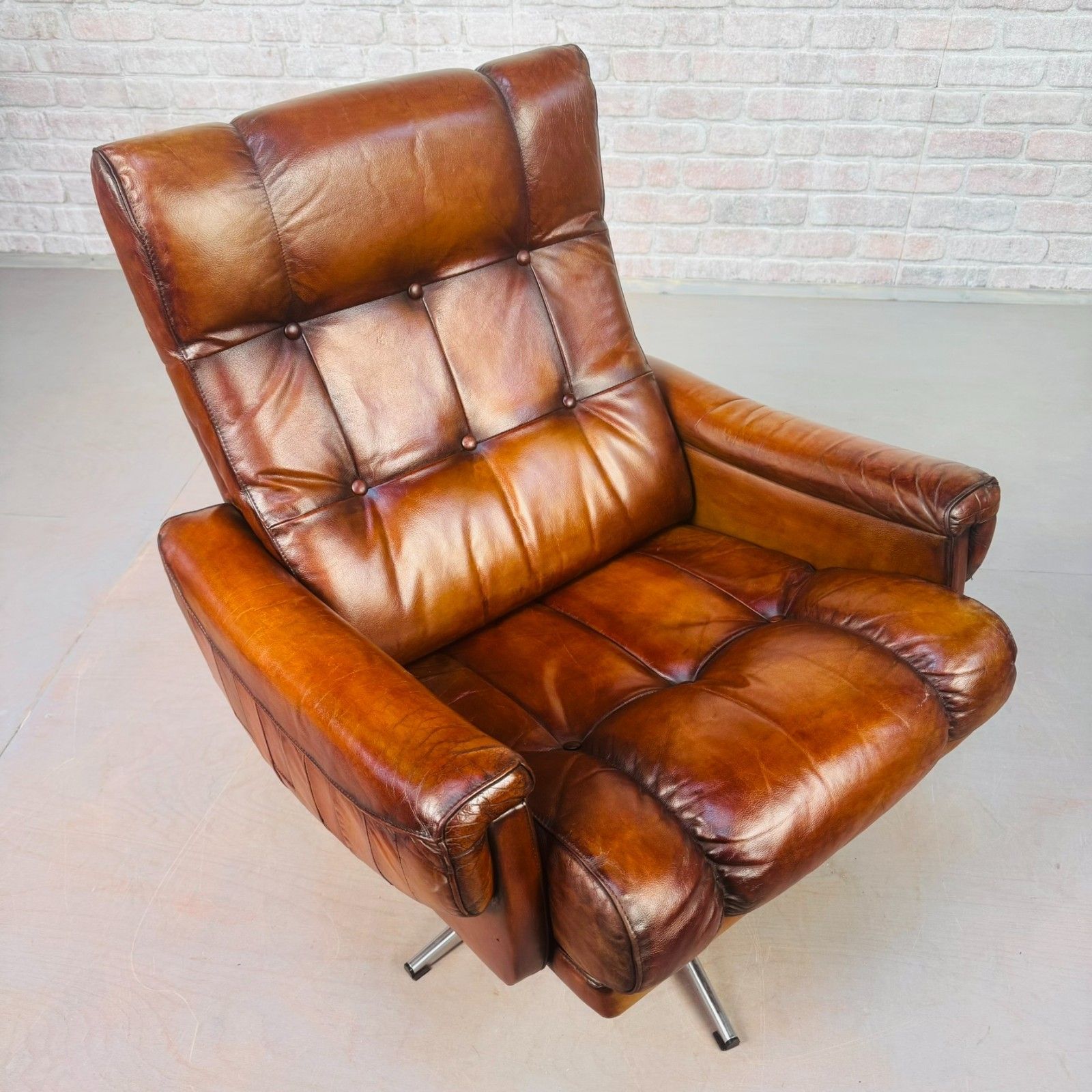 Mid Century Danish Leather Swivel Armchair – Hand Dyed Tan Colour photo vintage