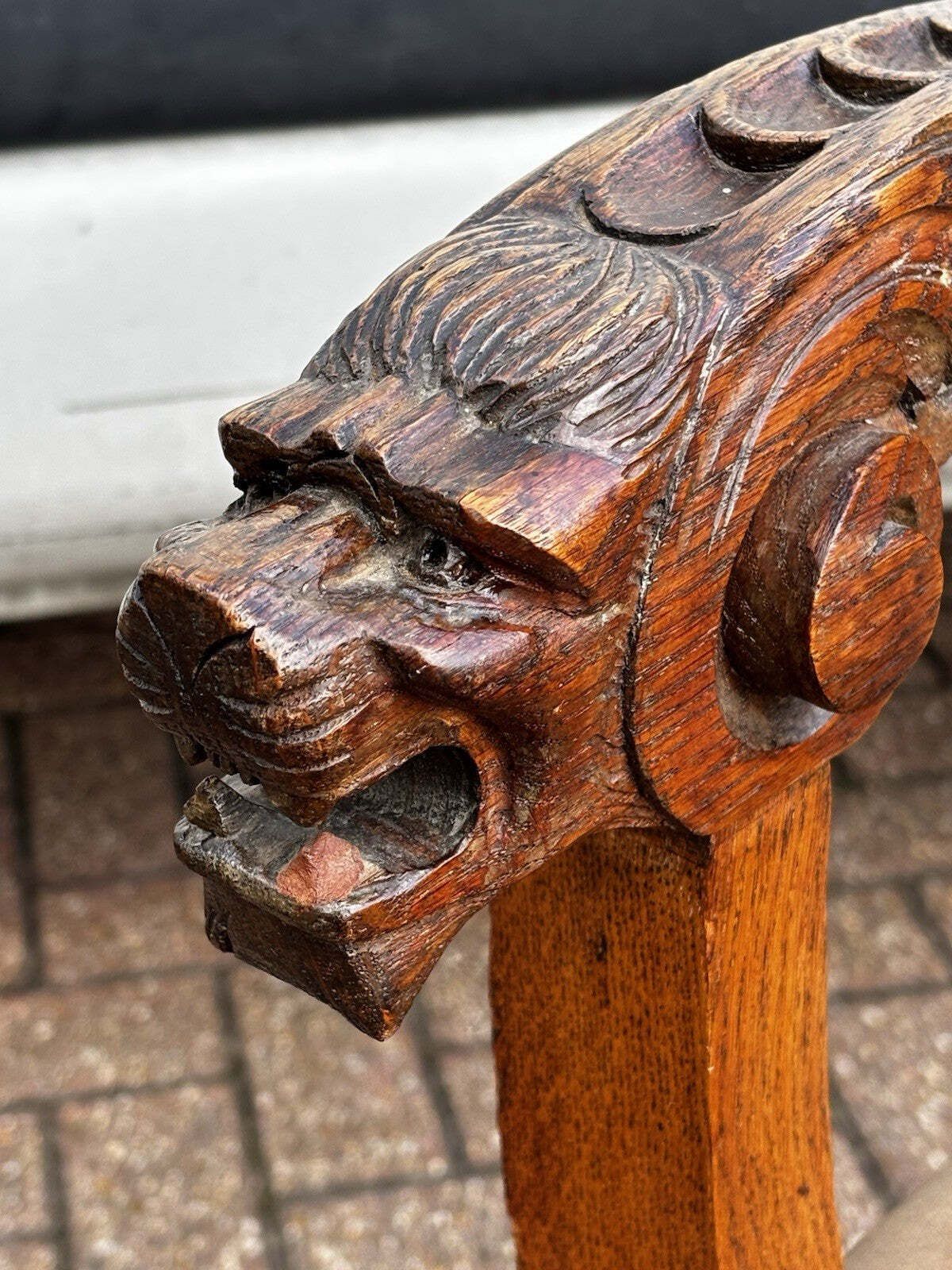 Edwardian Oak Chair, With Finely Carved Lion Heads Decoration photo vinterior