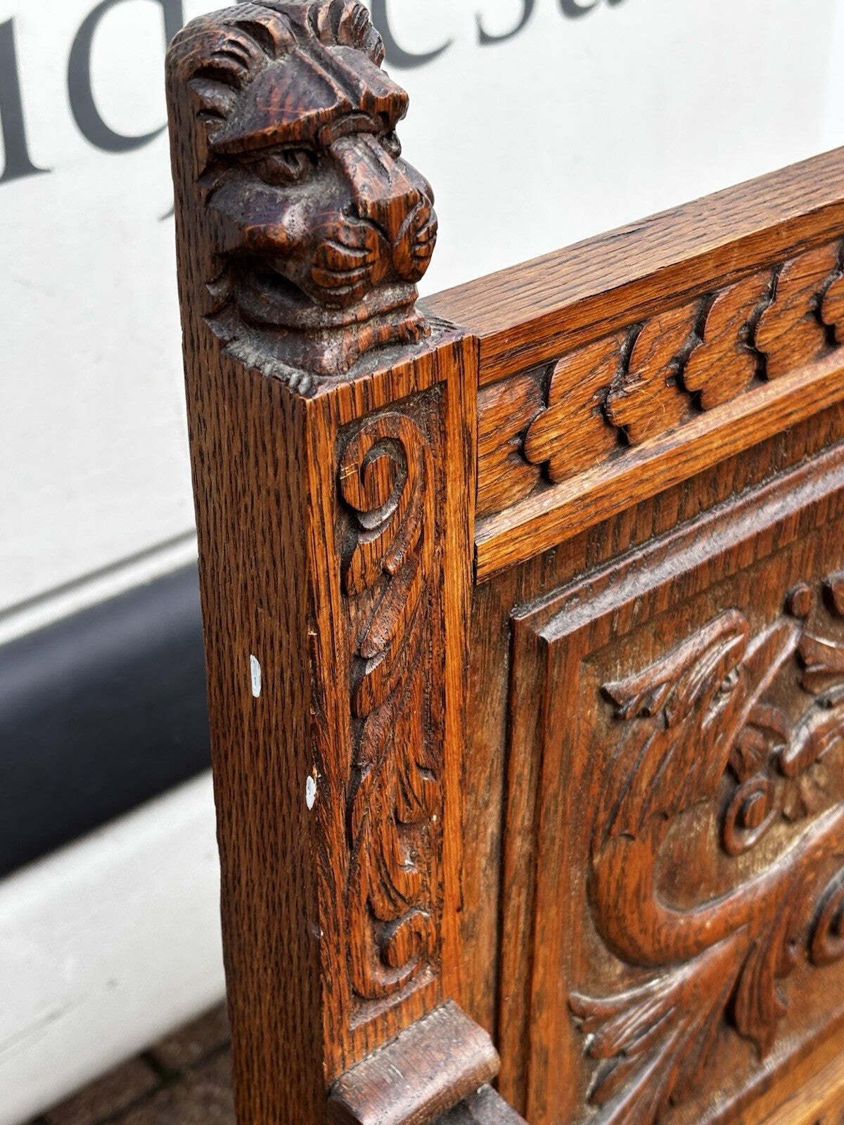 709.0 Edwardian Oak Chair, With Finely Carved Lion Heads Decoration photo