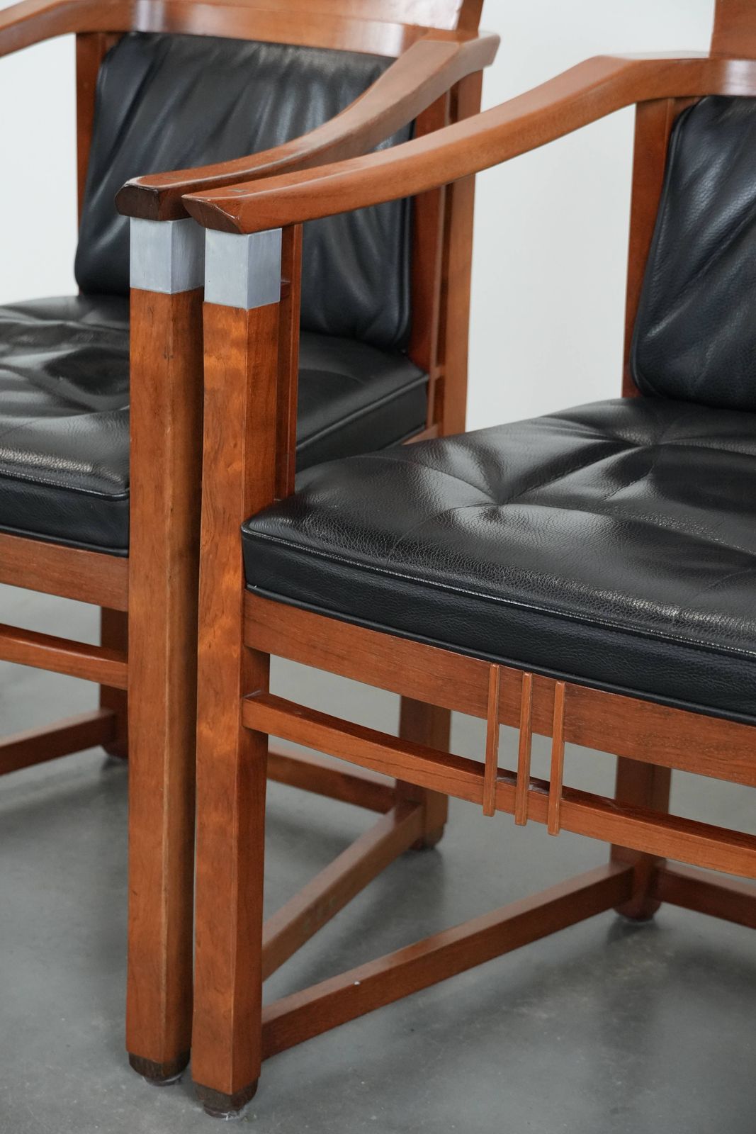 photo vintage Set Van 4 Luxe Zwartleren Art Deco Eetkamerstoelen Met Armleuningen Van Schuitema, Uit De Decoform Serie