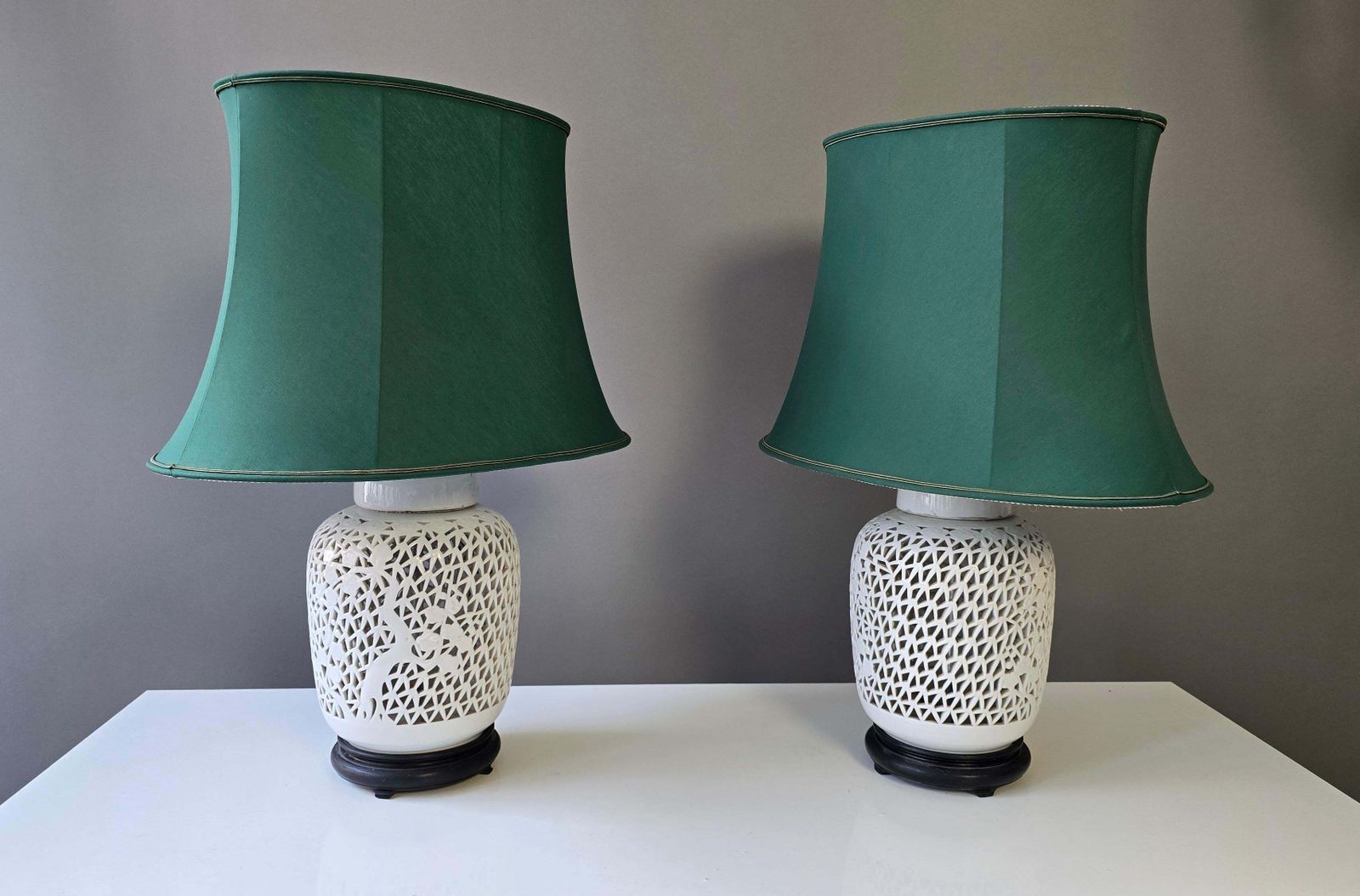 Pair Mid Century Chinese Blanc De Chine Reticulated Porcelain Chinoiserie Lamps photo vinterior