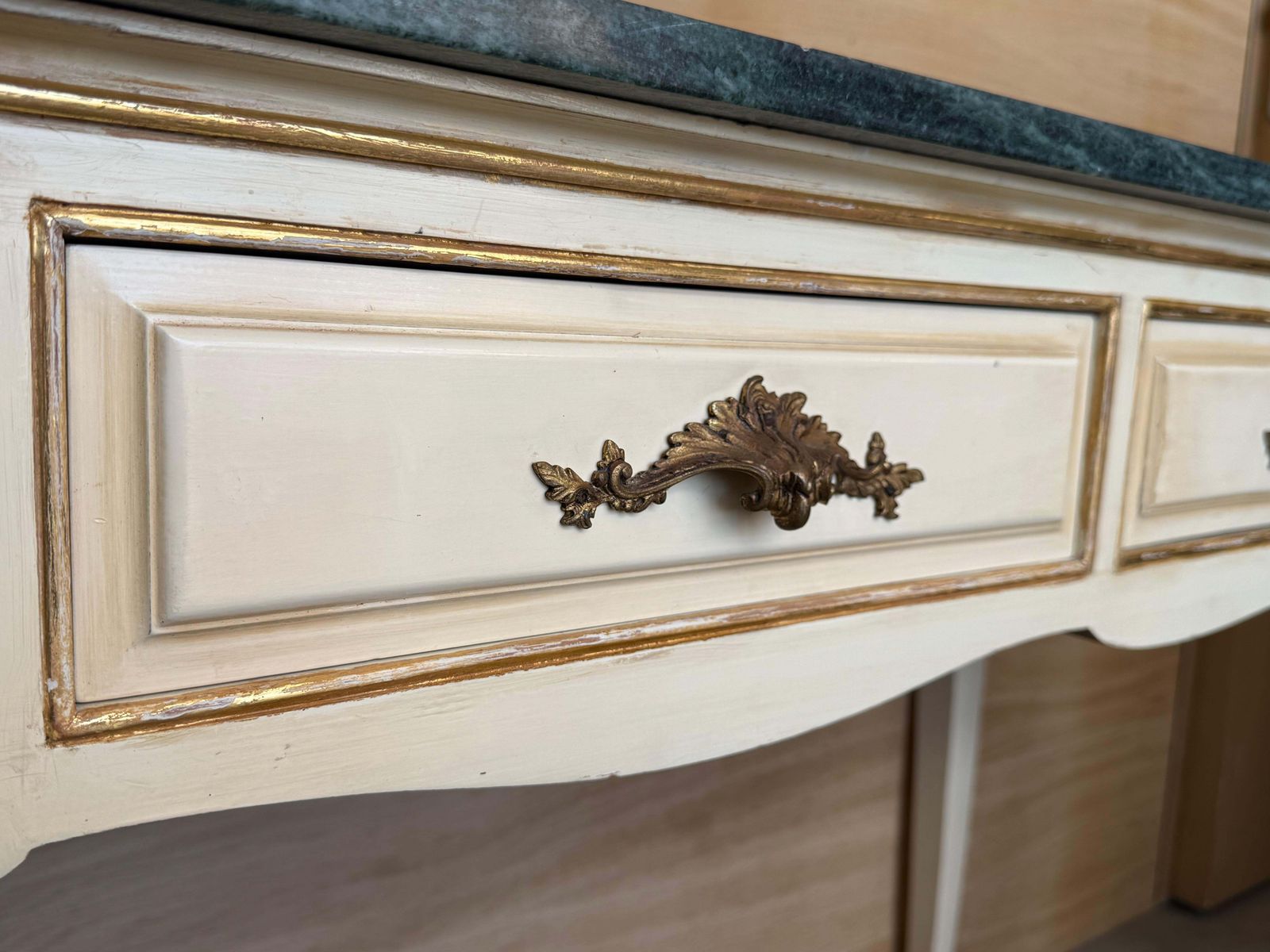 Console française du XXe siècle laquée blanc, plateau en marbre vert photo vinterior