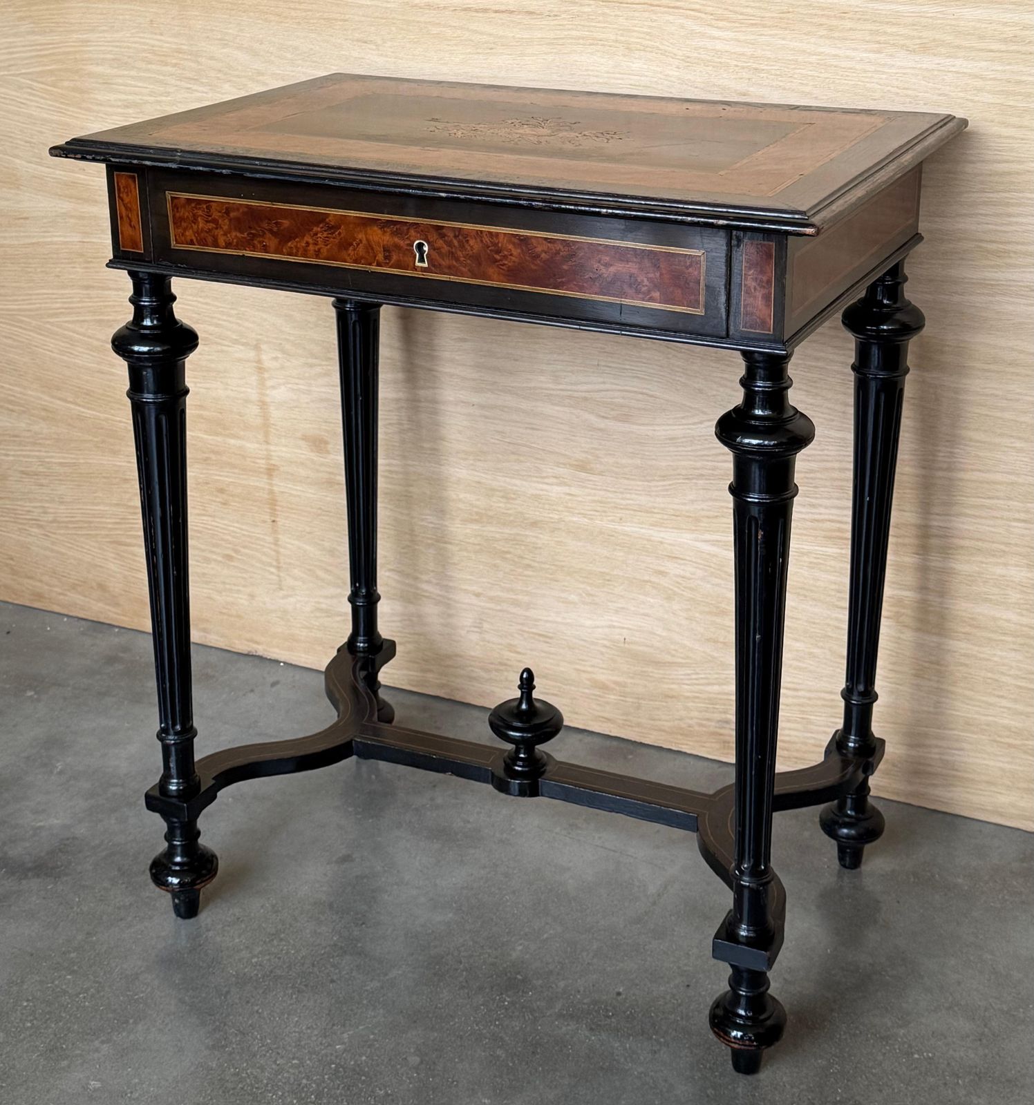 Table de couture ou table d'appoint Napoléon III en bois et marqueterie, France, fin du XIXe siècle photo Mobilier