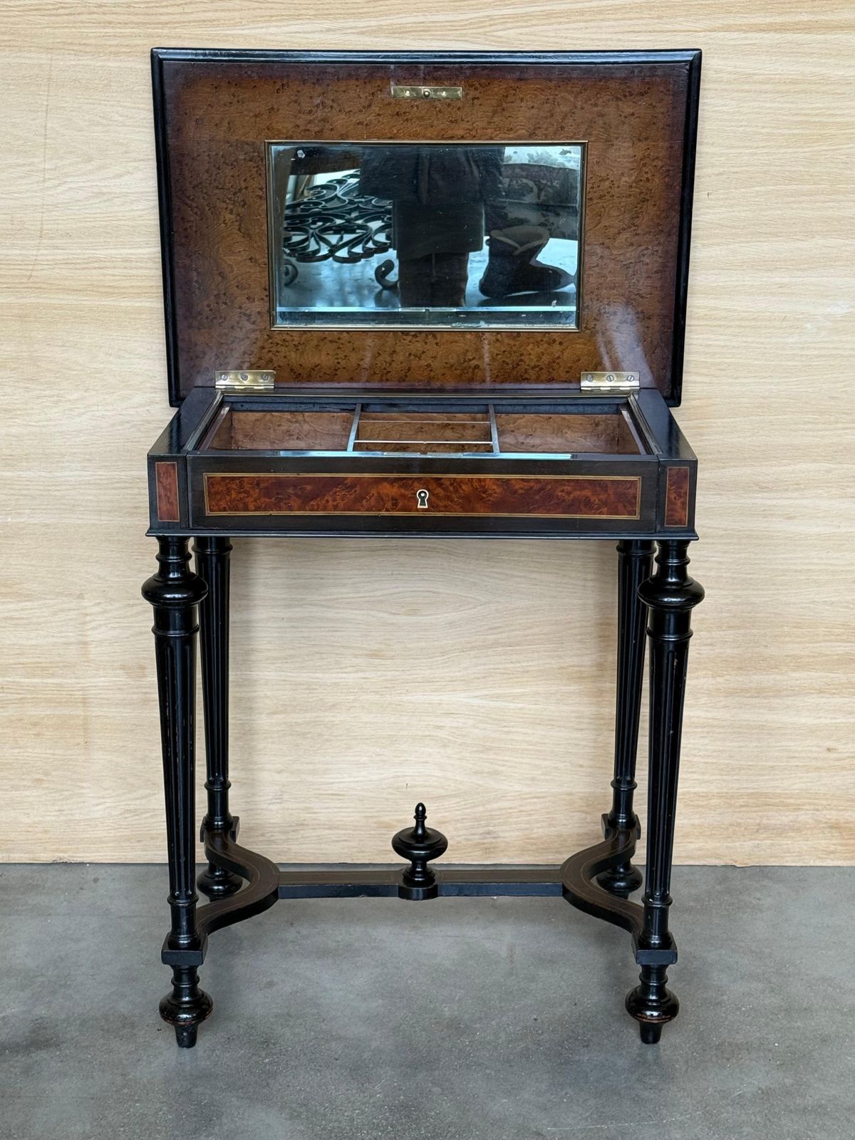 Table de couture ou table d'appoint Napoléon III en bois et marqueterie, France, fin du XIXe siècle photo vinterior