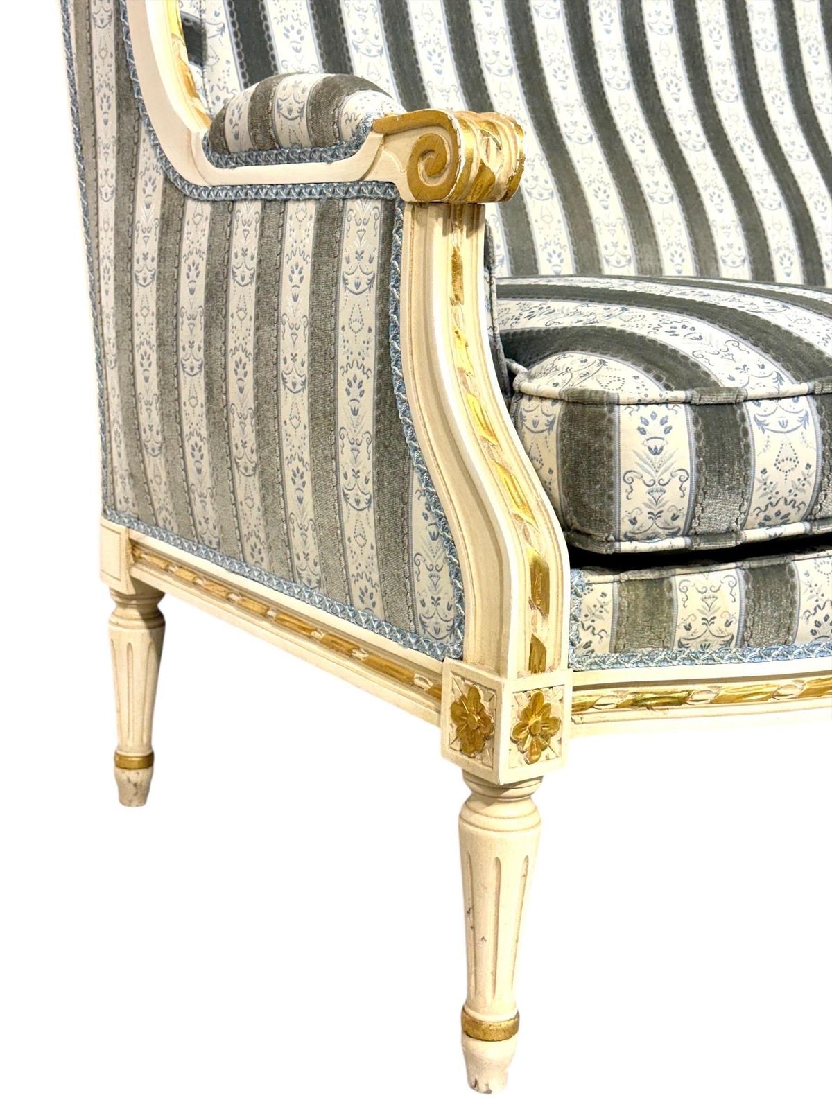 photo vintage Early 20th Century French Louis XVI Style Painted And Gilded Two Seat Sofa